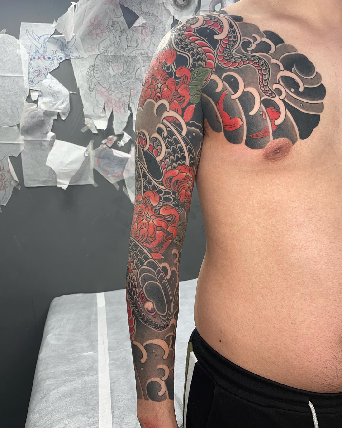 Dragon and flowers japanese irezumi tattoo on the upper arm by 건대이레즈미