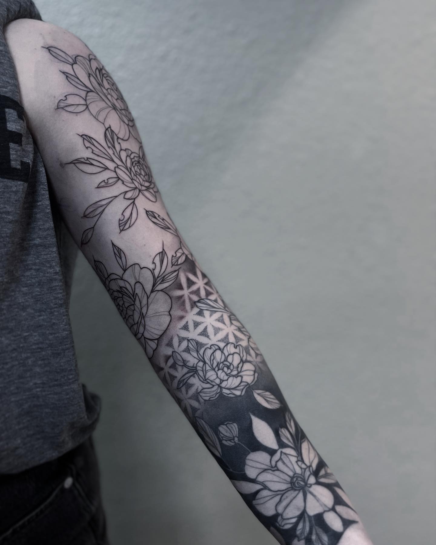 Floral pattern geometric tattoo on the forearm by 𝑅𝑒𝑒𝓈𝒶 𝐿𝓎𝓃𝓃 ₊ ⊹❀
