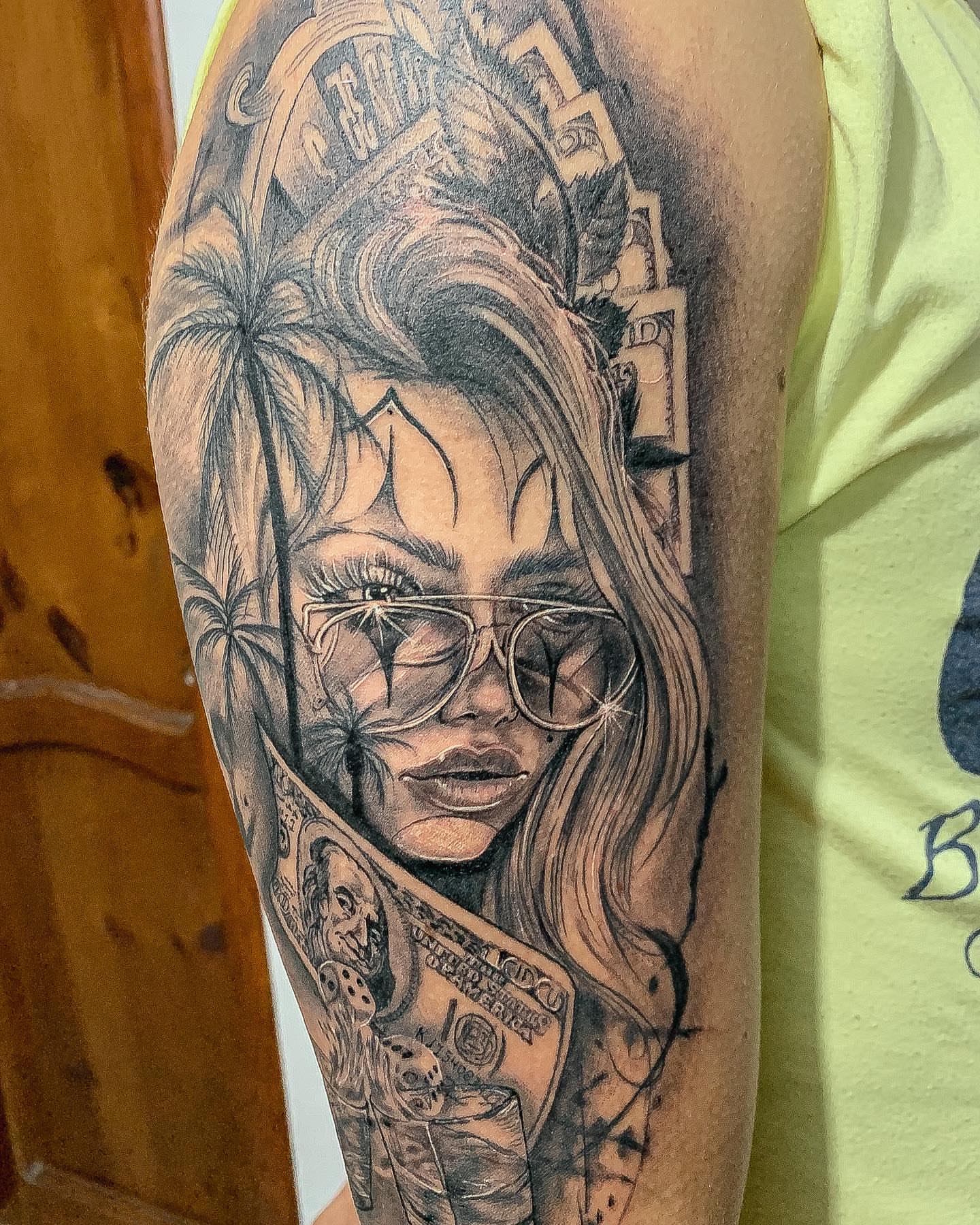 Woman with sunglasses realism tattoo on the forearm by 𝔄𝔩𝔳𝔞𝔯𝔬 𝔓𝔦𝔫𝔦𝔩𝔩𝔞