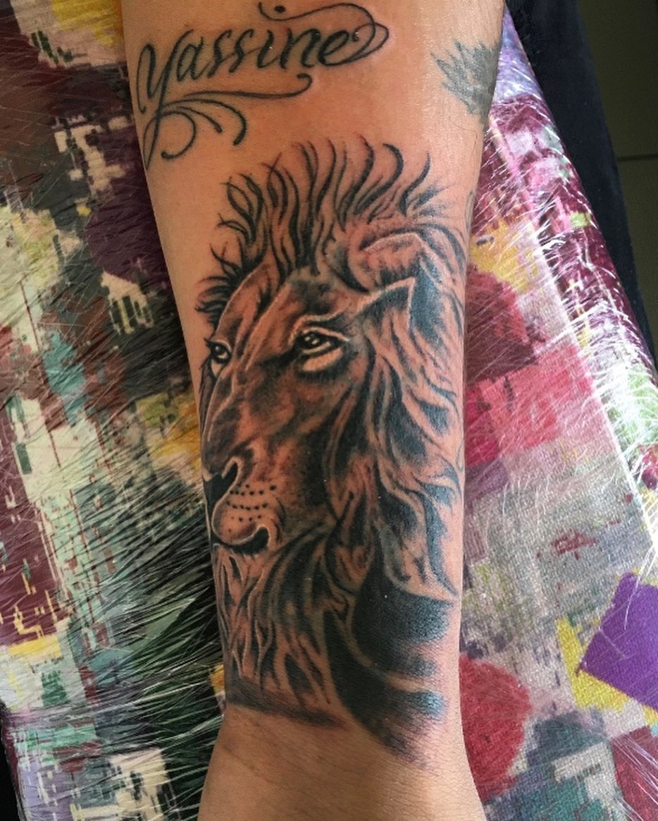 Lion realism tattoo on the forearm by la flamme