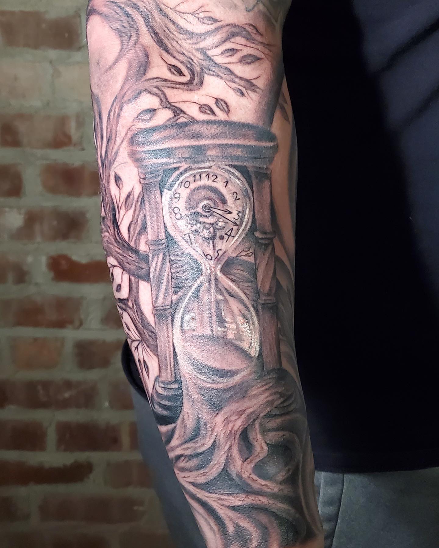 Hourglass realism tattoo on the forearm by William Gualteros