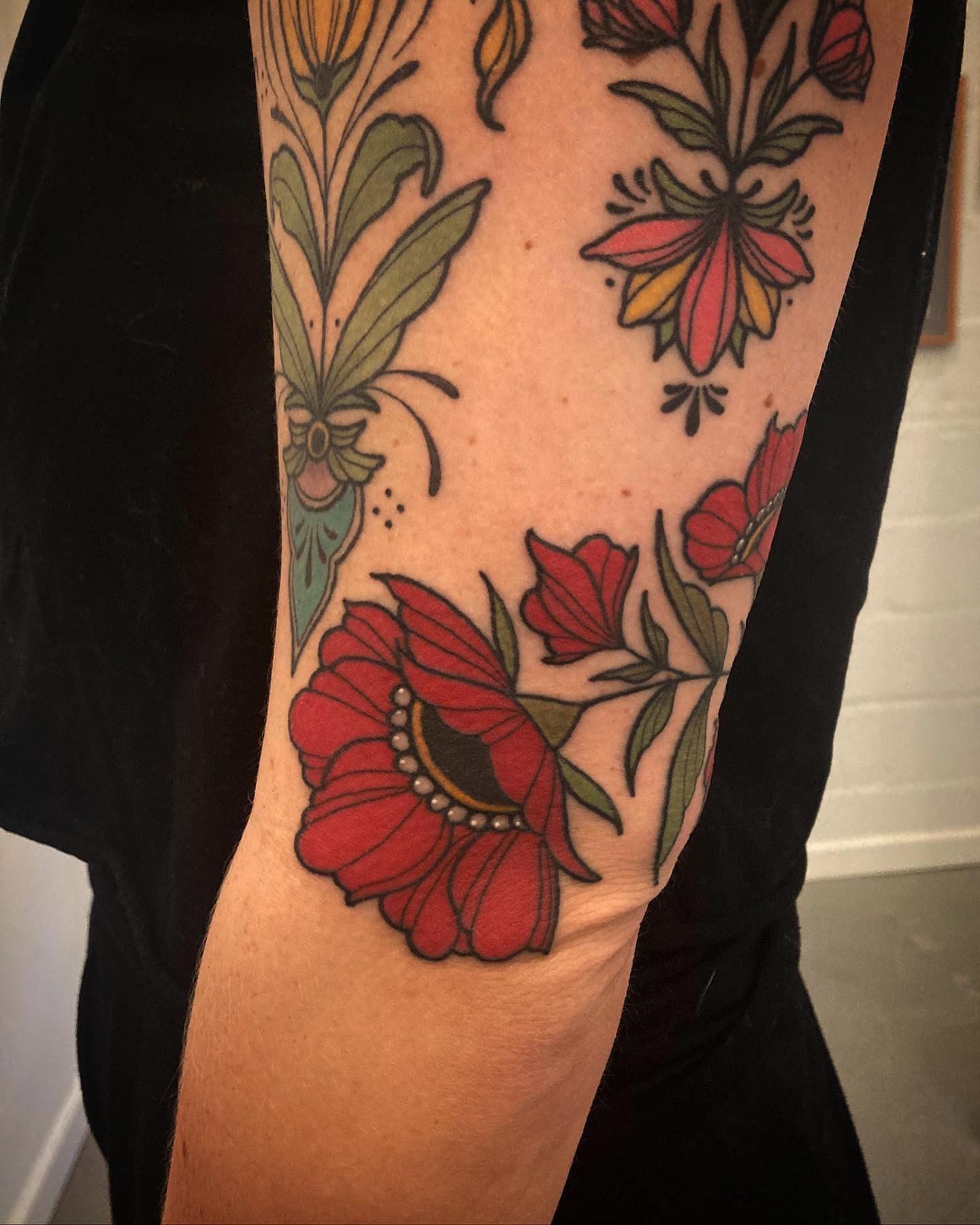 Floral design American traditional tattoo on the forearm by โจ๐๐๐ฑ๐ฑ๐ฌ๐ฌ๐ฐ ๐๐ถ ๐๐ฏ๐ฆ๐ซโจ