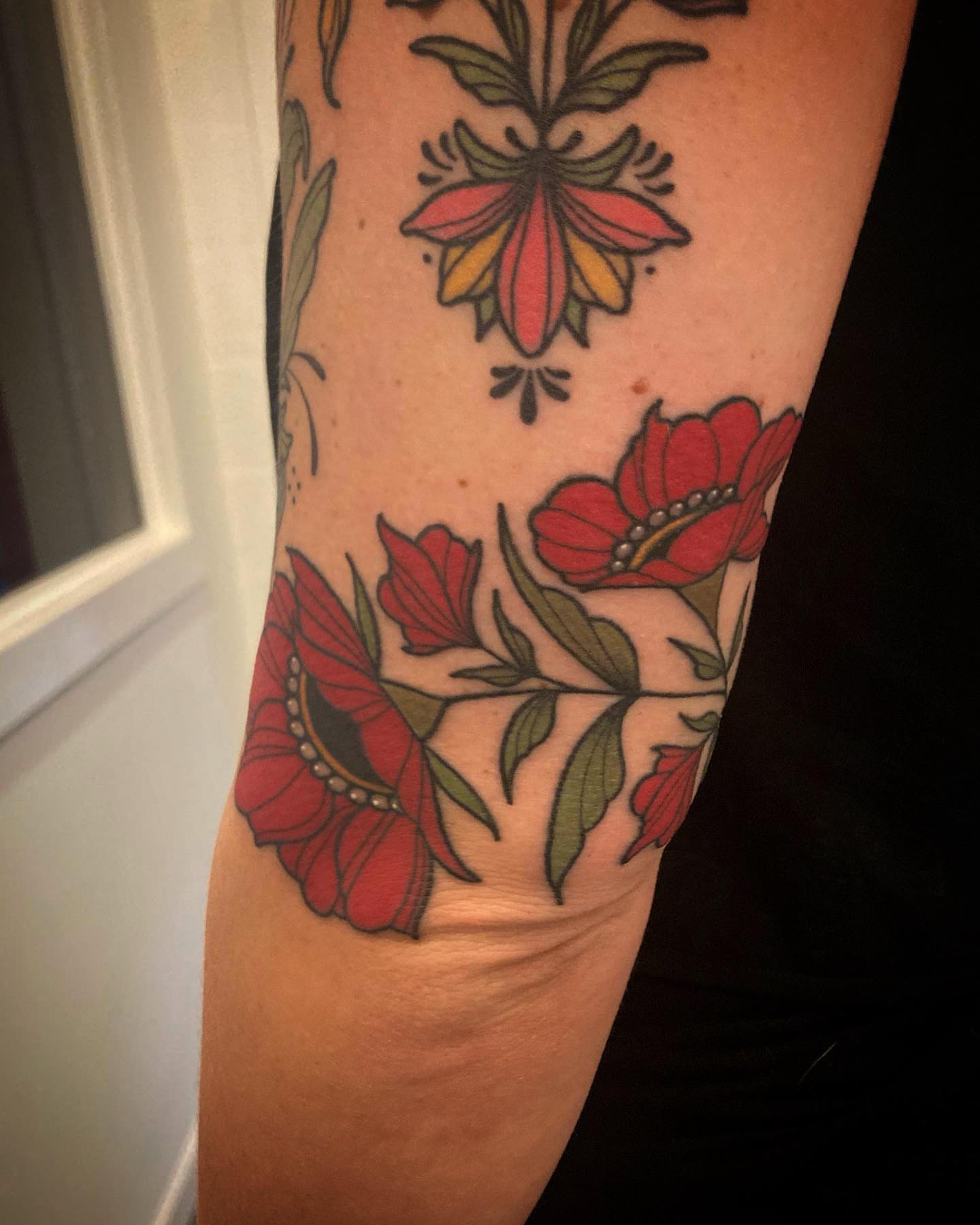 Floral design American traditional tattoo on the forearm by โจ๐๐๐ฑ๐ฑ๐ฌ๐ฌ๐ฐ ๐๐ถ ๐๐ฏ๐ฆ๐ซโจ