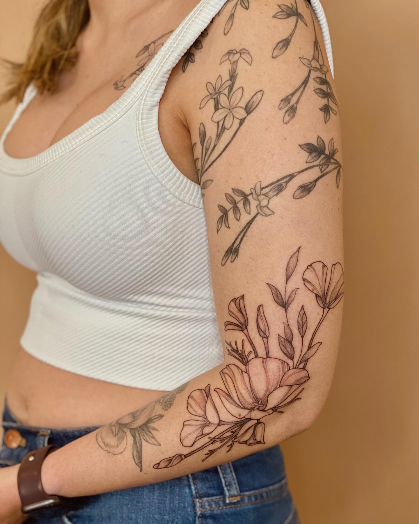 Floral arrangement black and grey tattoo on the upper arm by 𝘉𝘢𝘺 𝘈𝘳𝘦𝘢 𝘛𝘢𝘵𝘵𝘰𝘰 𝘈𝘳𝘵𝘪𝘴𝘵, Oakland, California