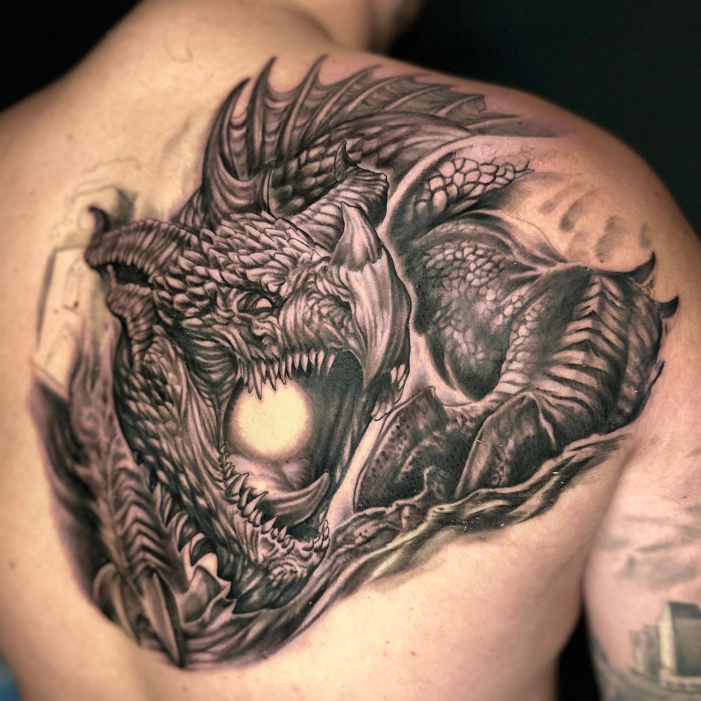 Dragon realism tattoo on the shoulder by Alonzo Villa Tattoo