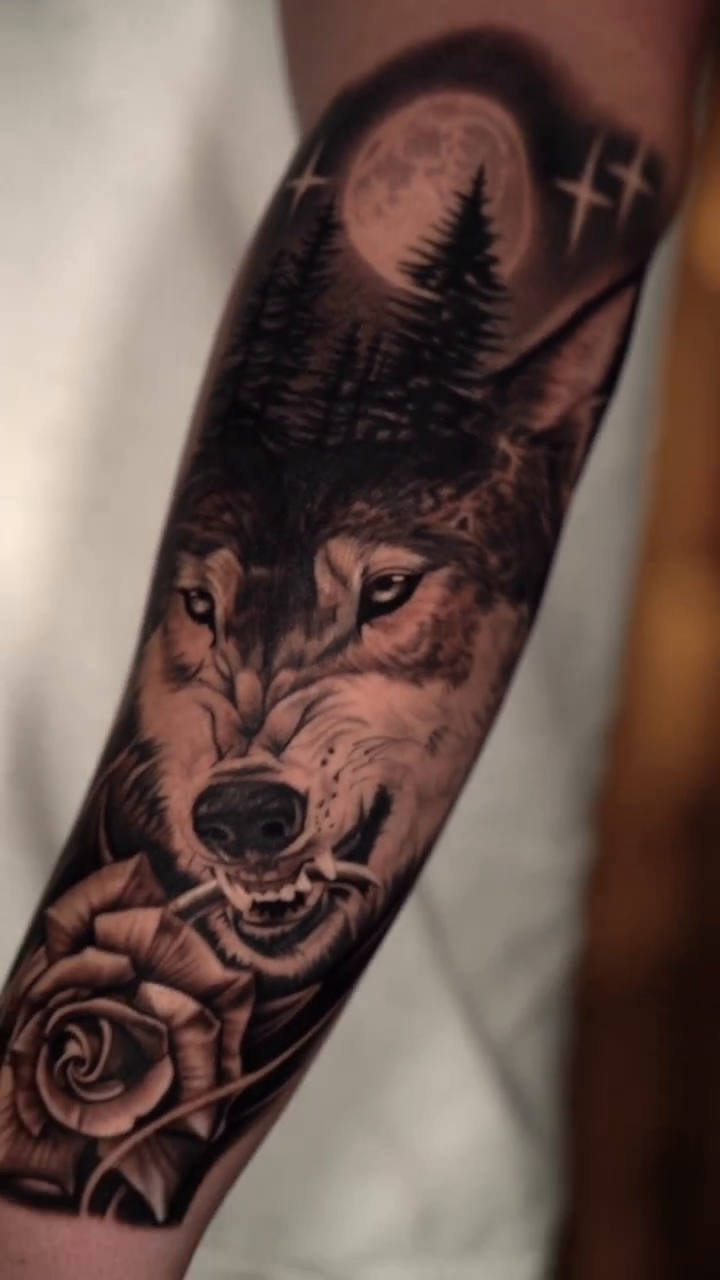 Wolf and roses realism tattoo by Alan Delarosa