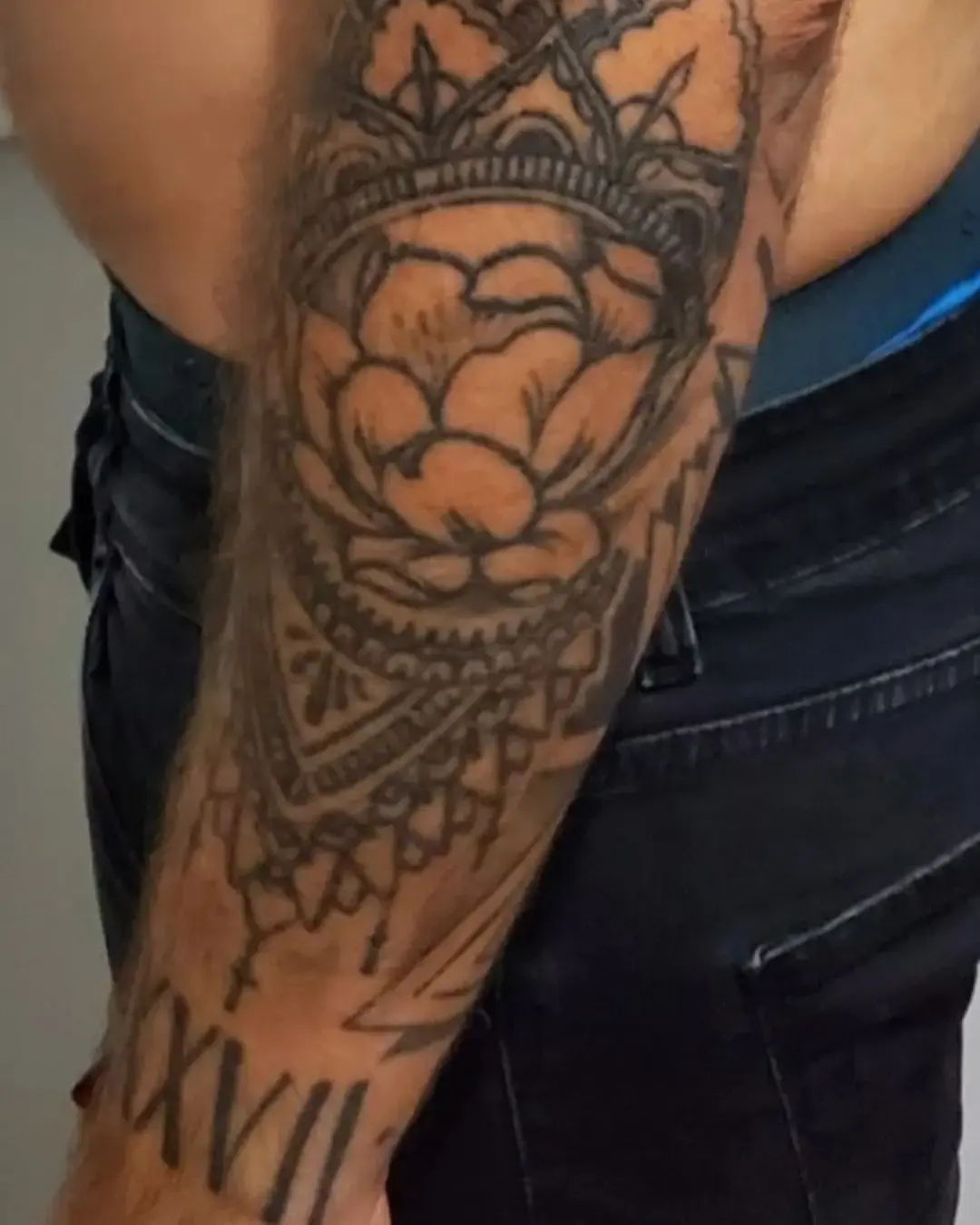 Lion American traditional tattoo on the forearm by William Gualteros