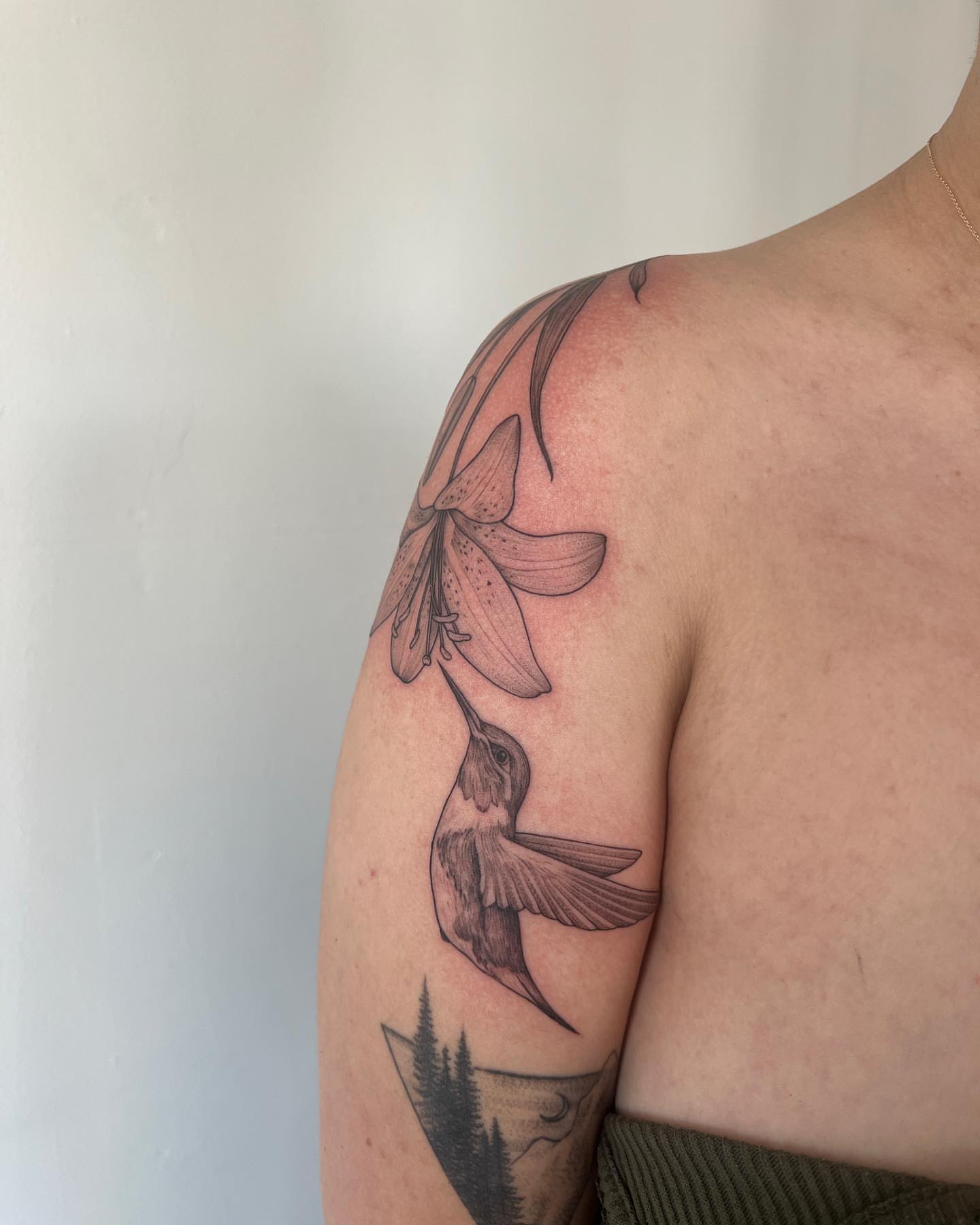 Hummingbird and lily realism tattoo on the shoulder by See See : botanical tattoo artist :