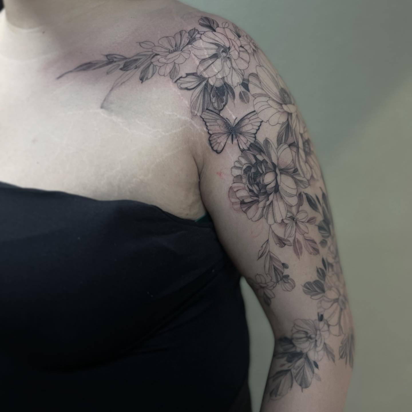 Floral arrangement realism tattoo on the shoulder by 𝑅𝑒𝑒𝓈𝒶 𝐿𝓎𝓃𝓃 ₊ ⊹❀