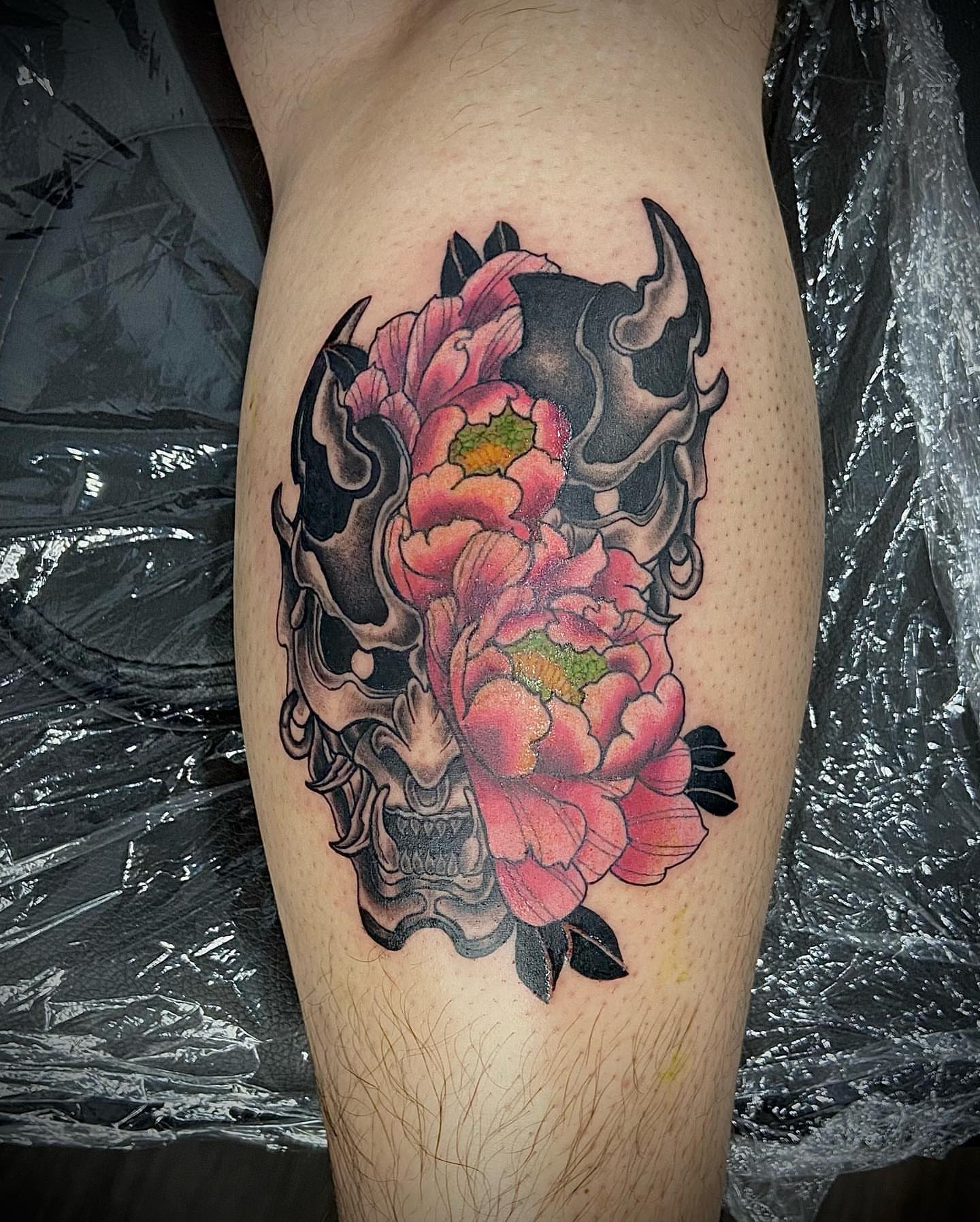 Peony and skull japanese irezumi tattoo on the thigh by Erika Nambo