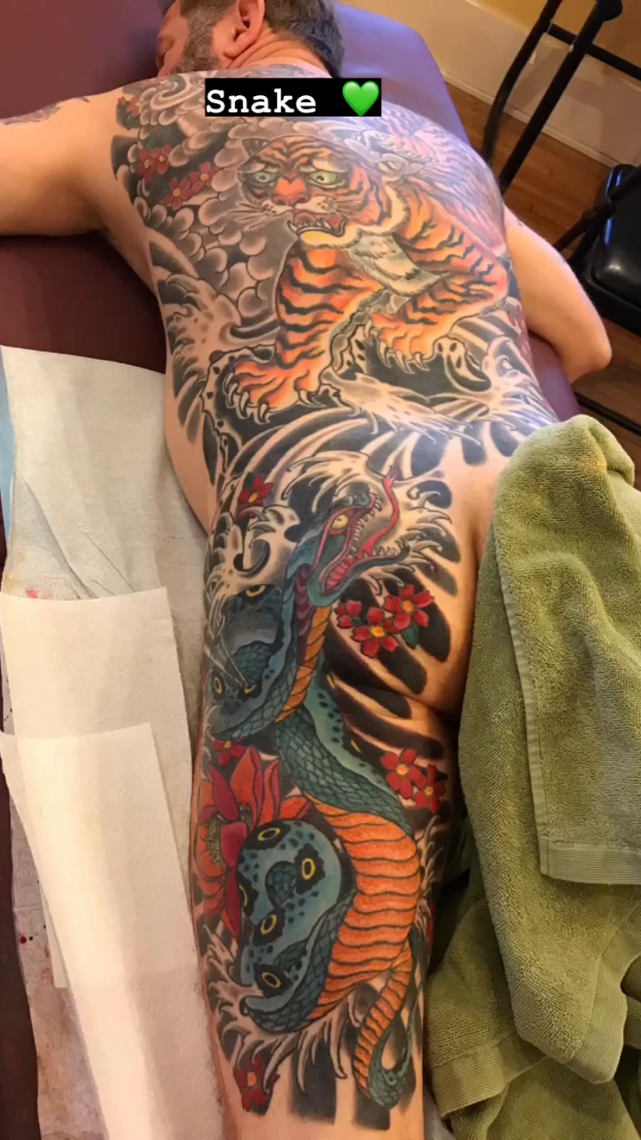 Japanese tattoo on the upper arm by Laura Saadati Kepper