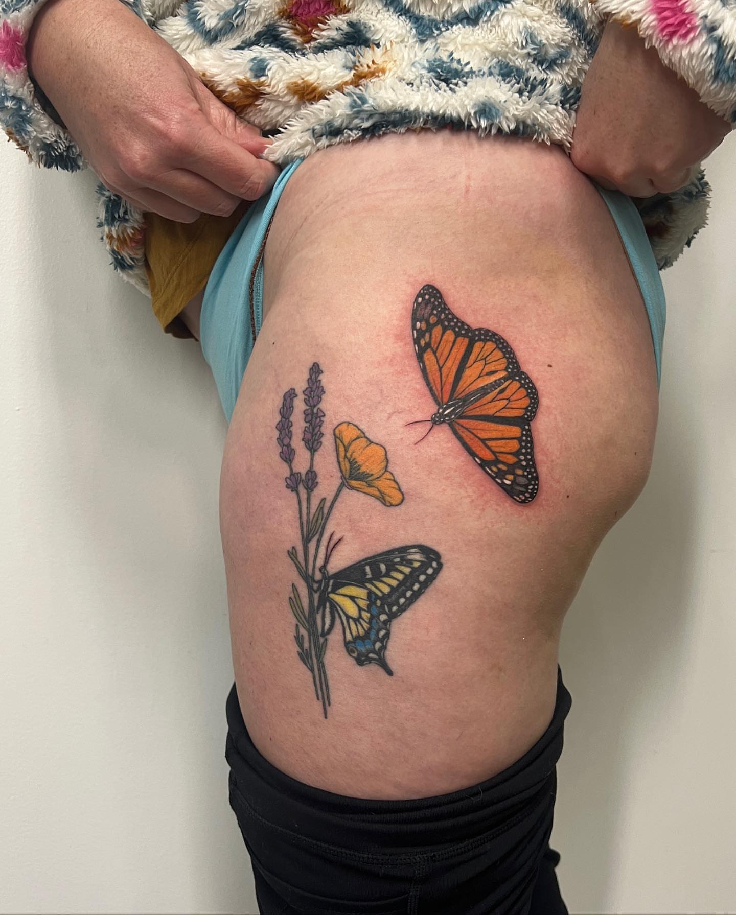 Butterflies and flowers realism tattoo on the thigh by See See : botanical tattoo artist :