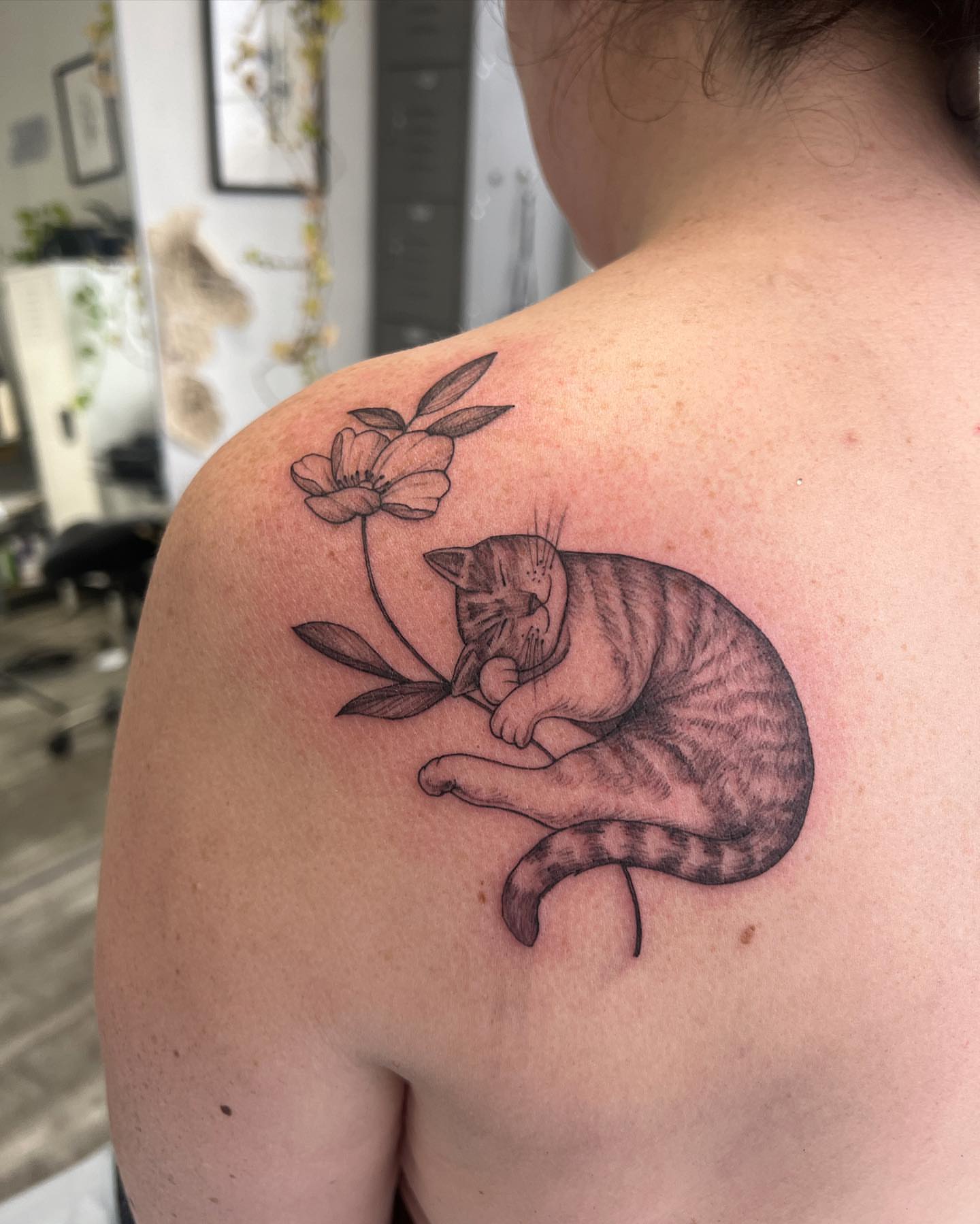 Cat and flower black and grey tattoo on the shoulder by See See : botanical tattoo artist :