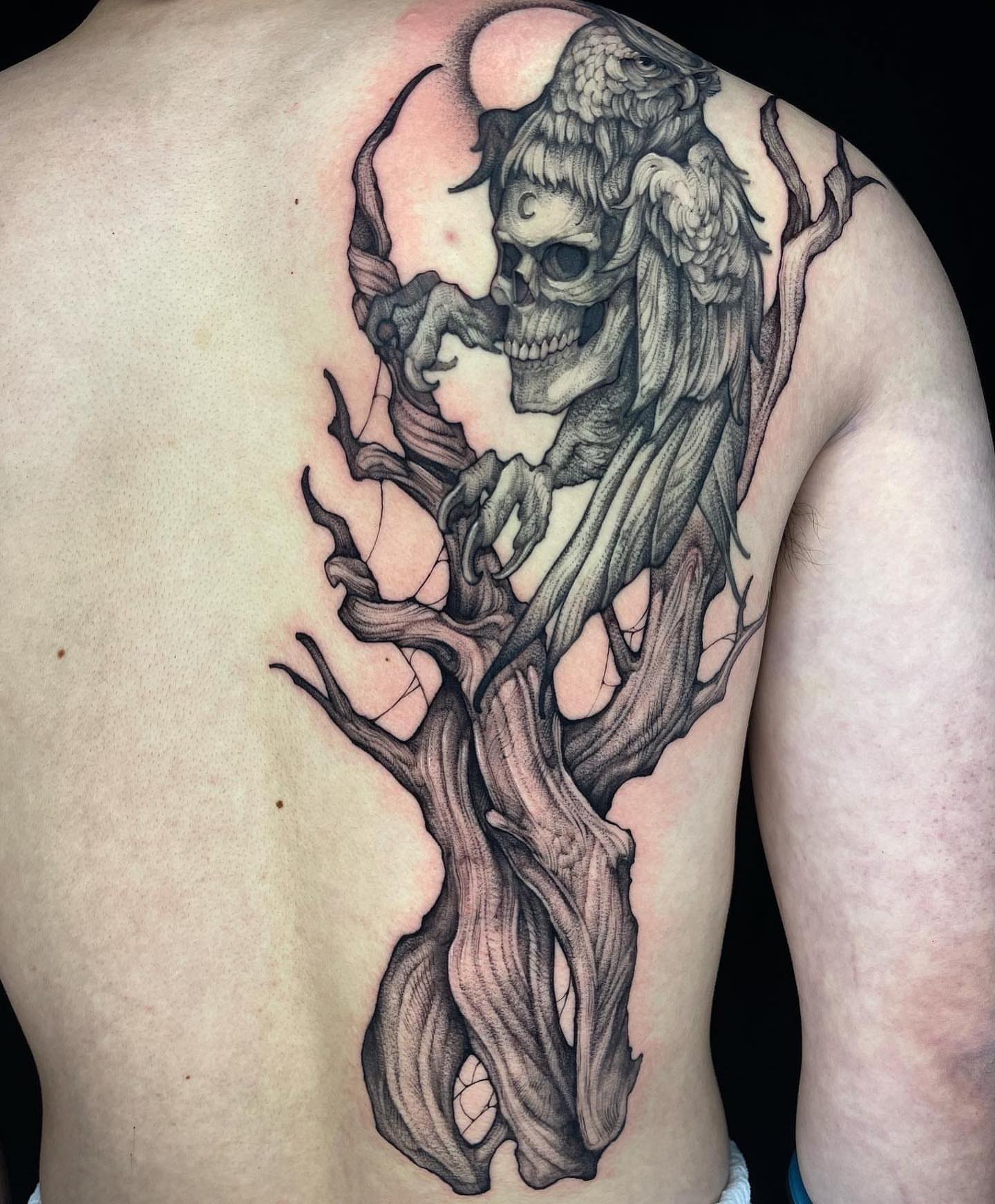 Skull and tree realism tattoo on the back by 우레