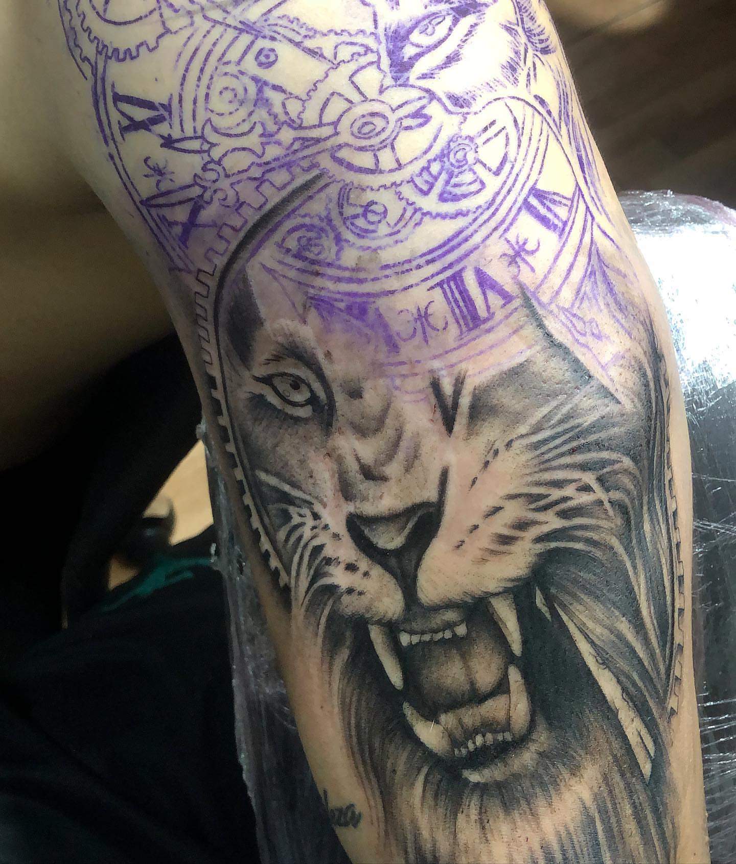 Roaring lion realism tattoo on the forearm by Luis Chauta