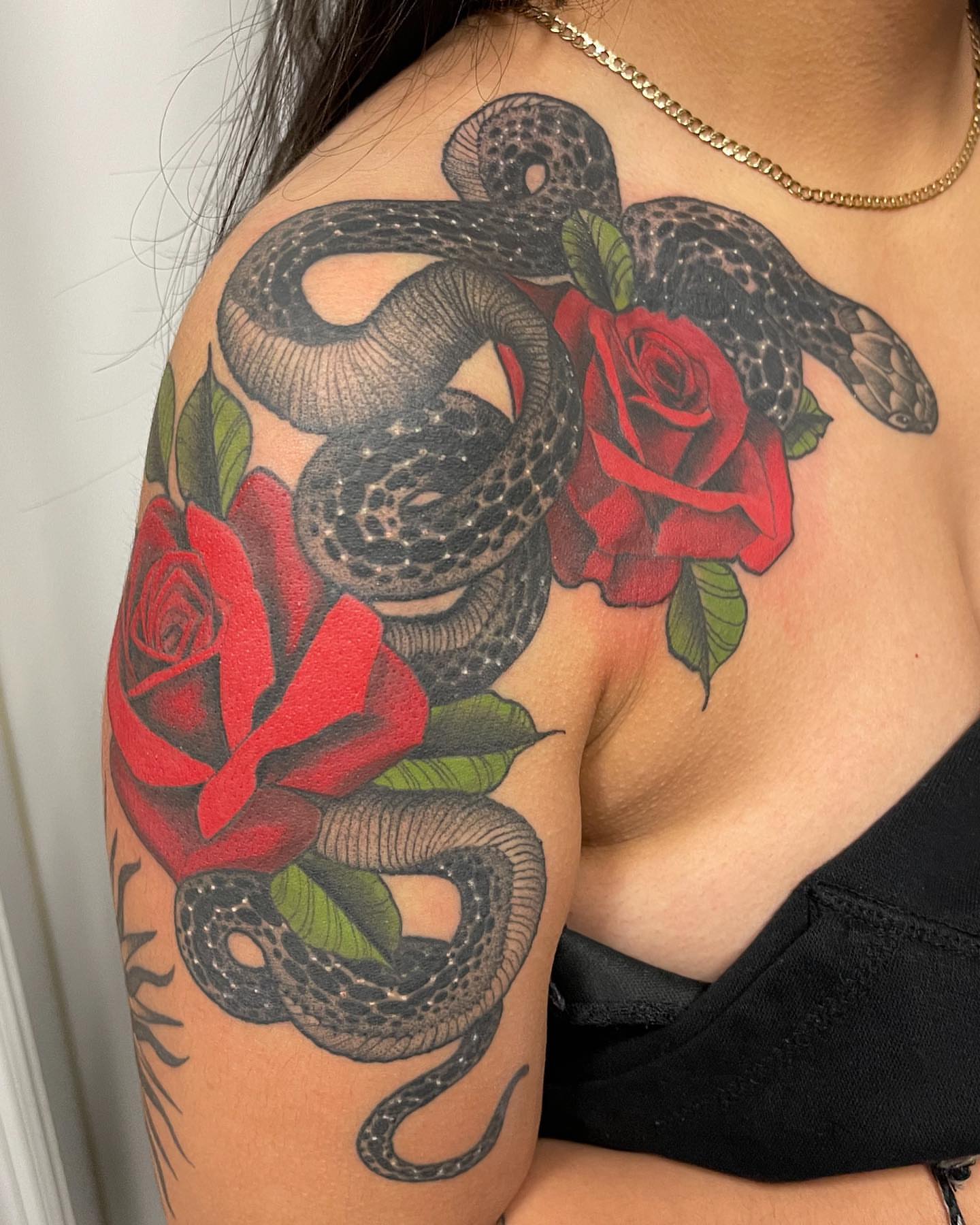 Snake and roses American traditional tattoo on the shoulder by 𝕵𝖊𝖘𝖘𝖆 𝕭𝖎𝖌𝖊𝖑𝖔𝖜, Harrison, New Jersey