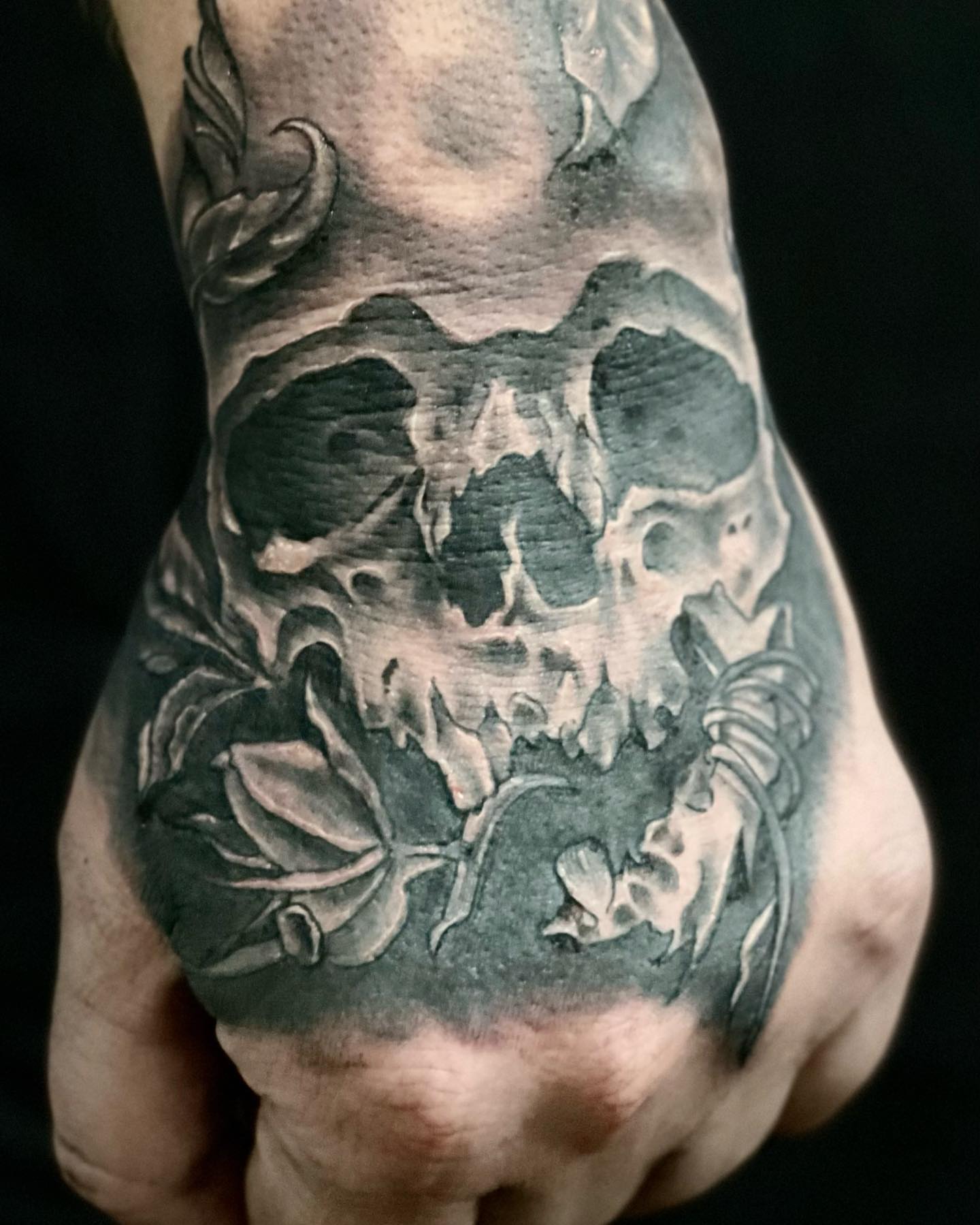 Skull realism tattoo on the hand by Peewee Morales