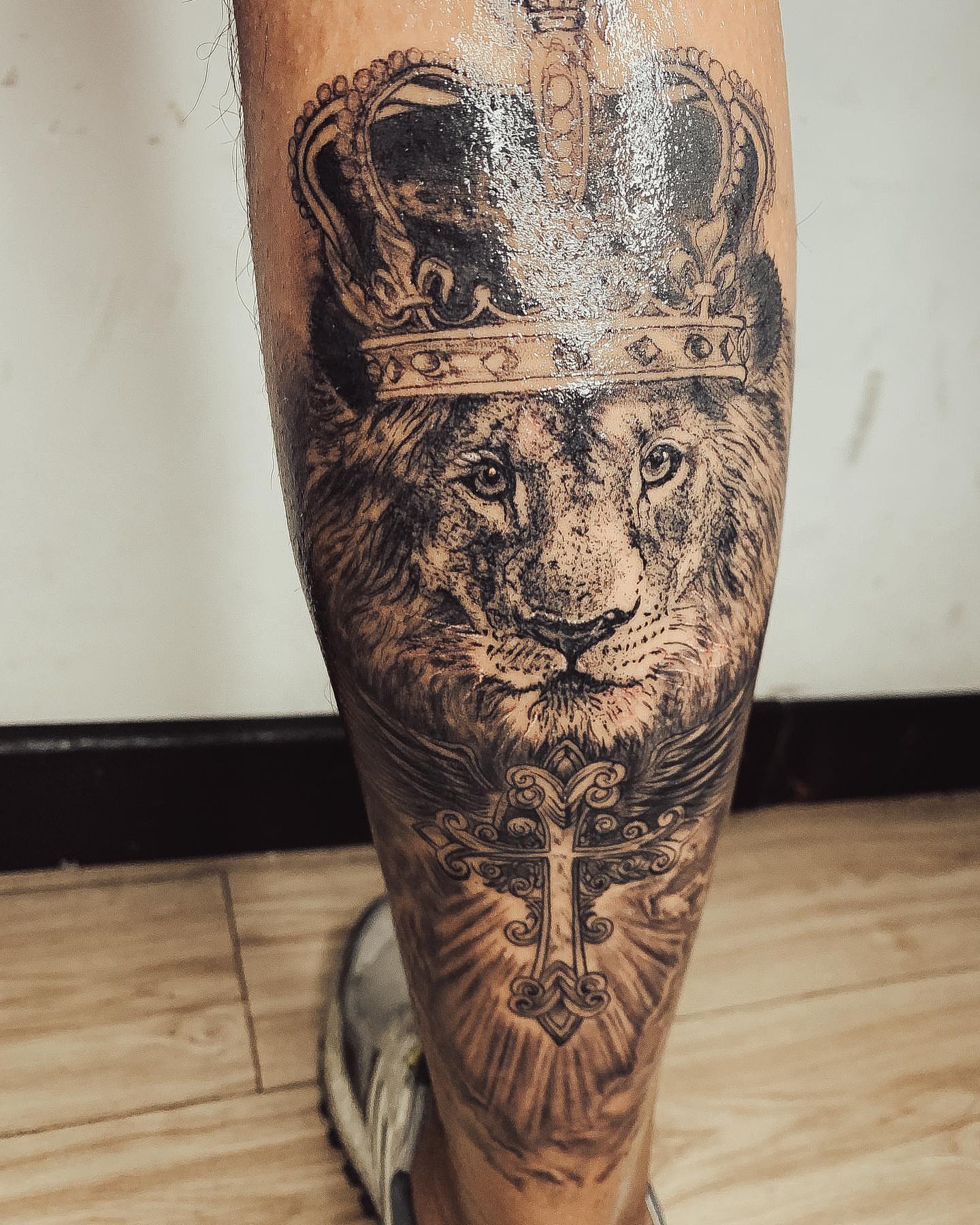 Lion with crown realism tattoo on the calf by 𝔄𝔩𝔳𝔞𝔯𝔬 𝔓𝔦𝔫𝔦𝔩𝔩𝔞