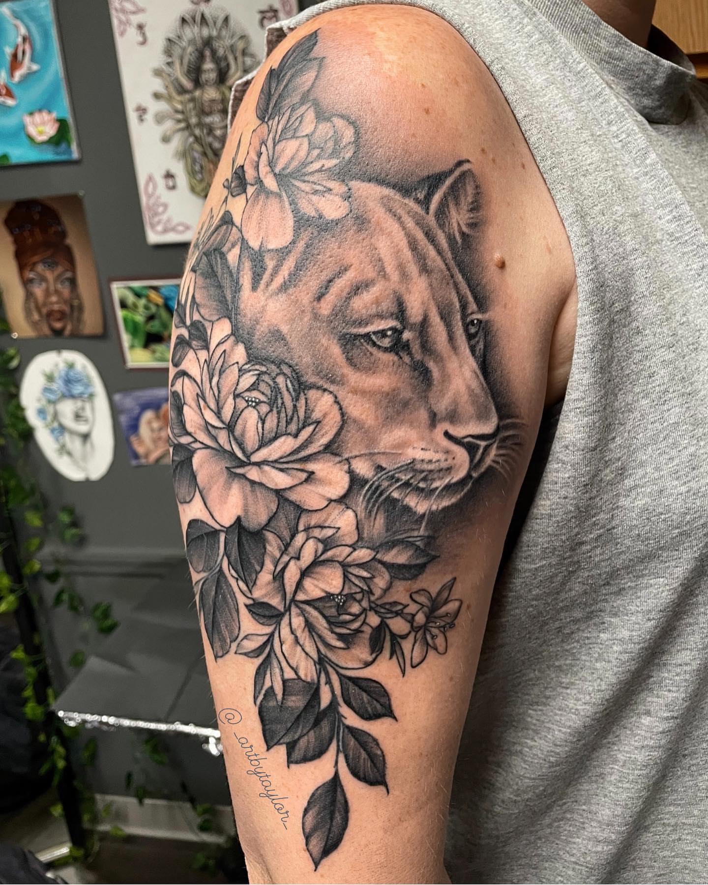 Lion and flowers realism tattoo on the shoulder by Taylor✍🏽️