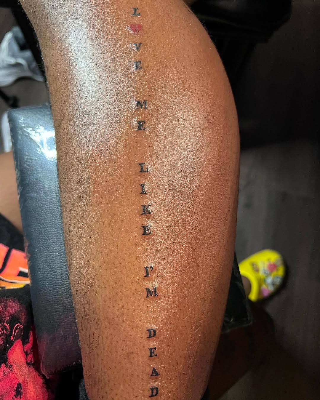Text lettering lettering tattoo on the thigh by Lea-yae’