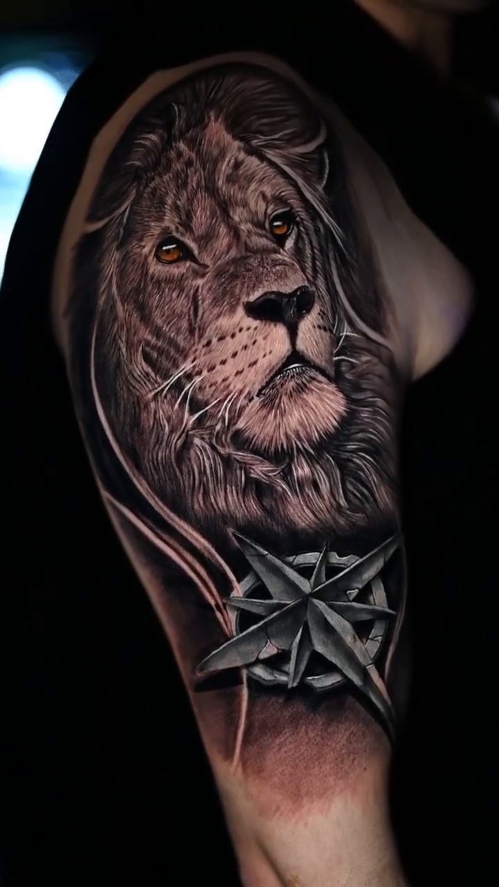 Lion head with compass rose realism tattoo by Jose Alvaradođź’‰