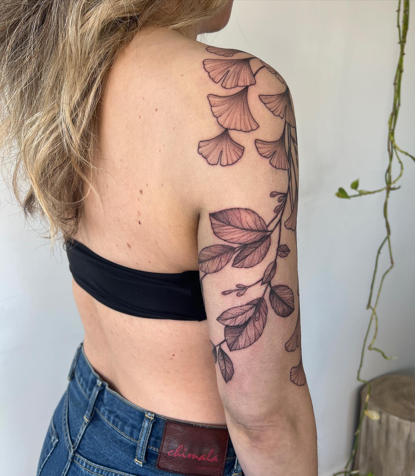 Gingko leaves fine line tattoo on the upper arm by See See : botanical tattoo artist :