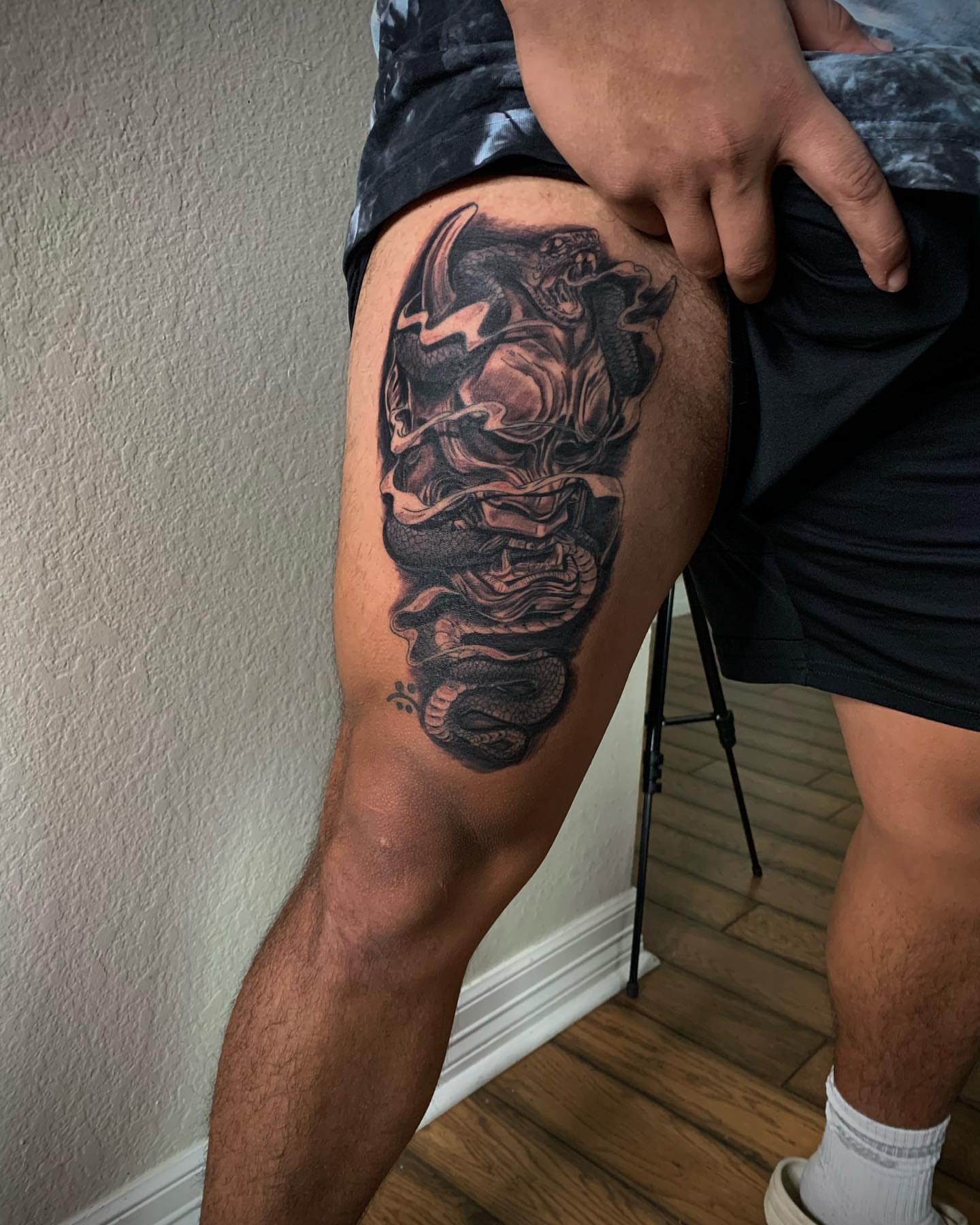 Dragon realism tattoo on the thigh by Leo Torres