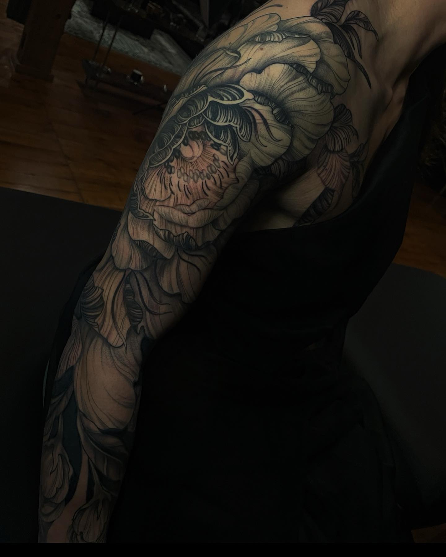 Floral black and grey tattoo on the upper arm by 𝒕𝒂𝒕𝒕𝒐𝒐𝒔 𝒃𝒚 𝔏𝔞𝔲𝔯𝔢𝔫 𝔐𝔬𝔫𝔣𝔬𝔯𝔱𝔢
