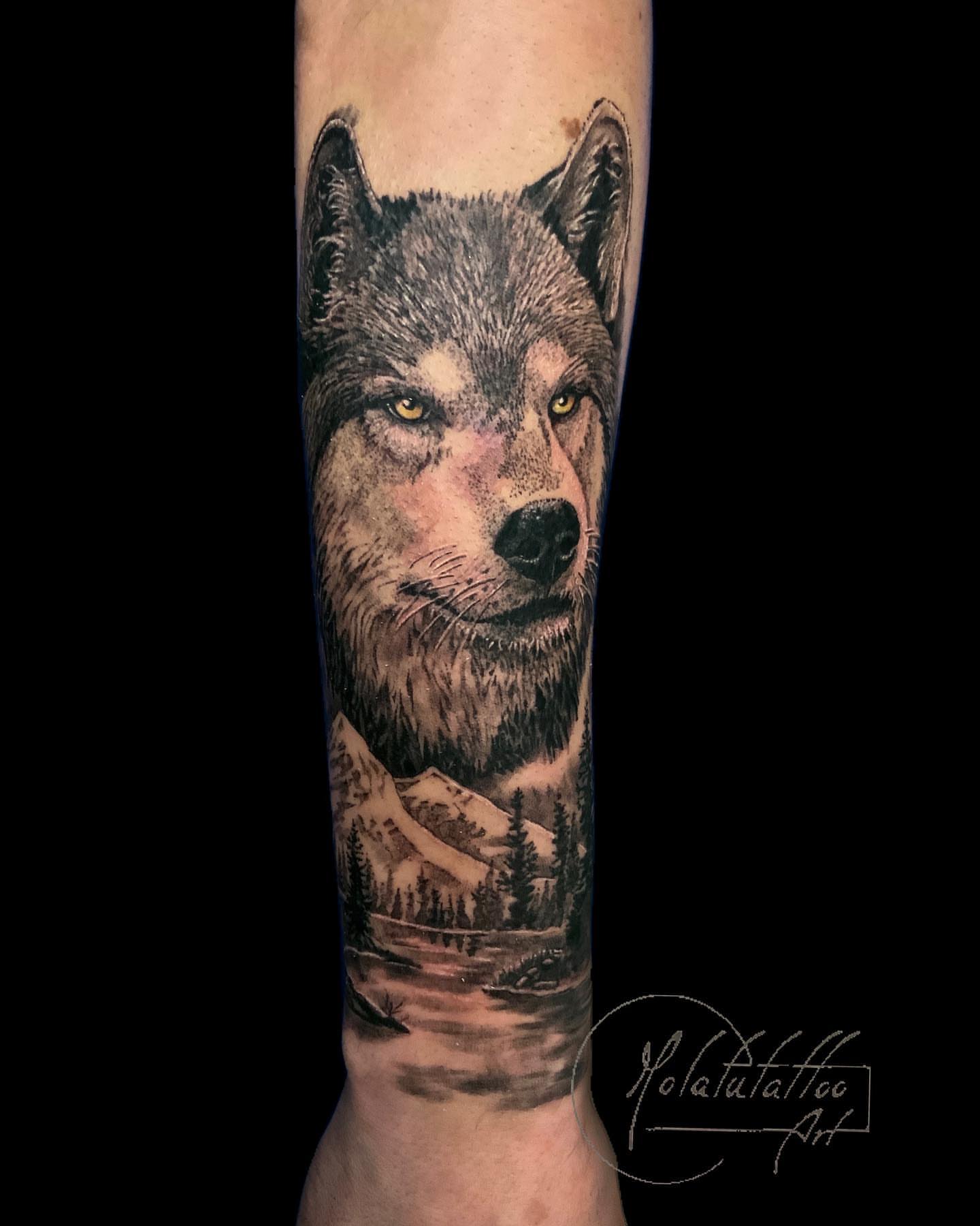 Wolf realism tattoo on the forearm by Molatutattoo