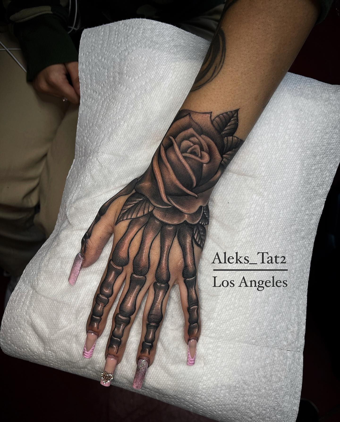 Hand with rose realism tattoo on the hand by ⚜️Alex Alvarez⚜️