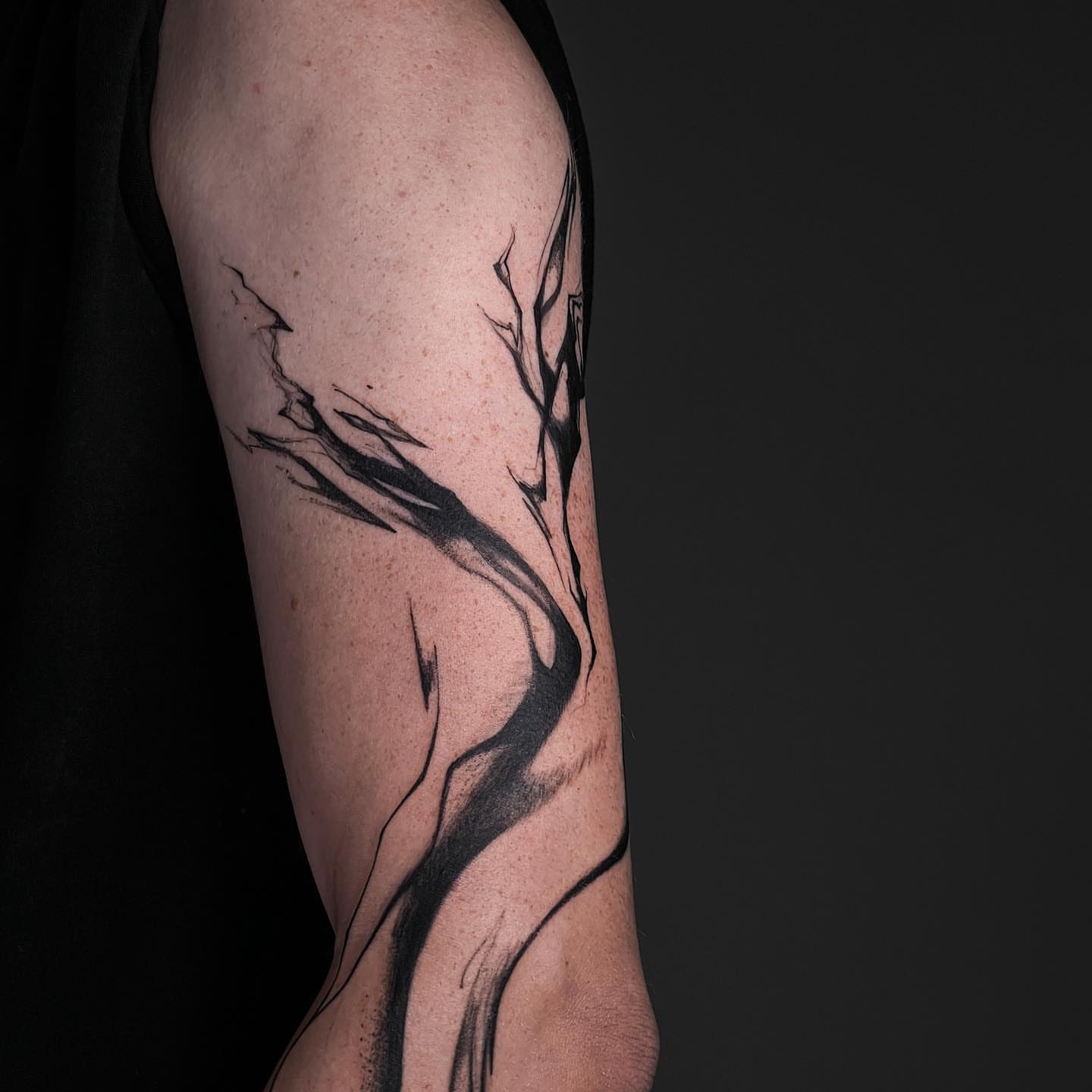 Abstract branch minimalist tattoo on the forearm by Pietro Moleti