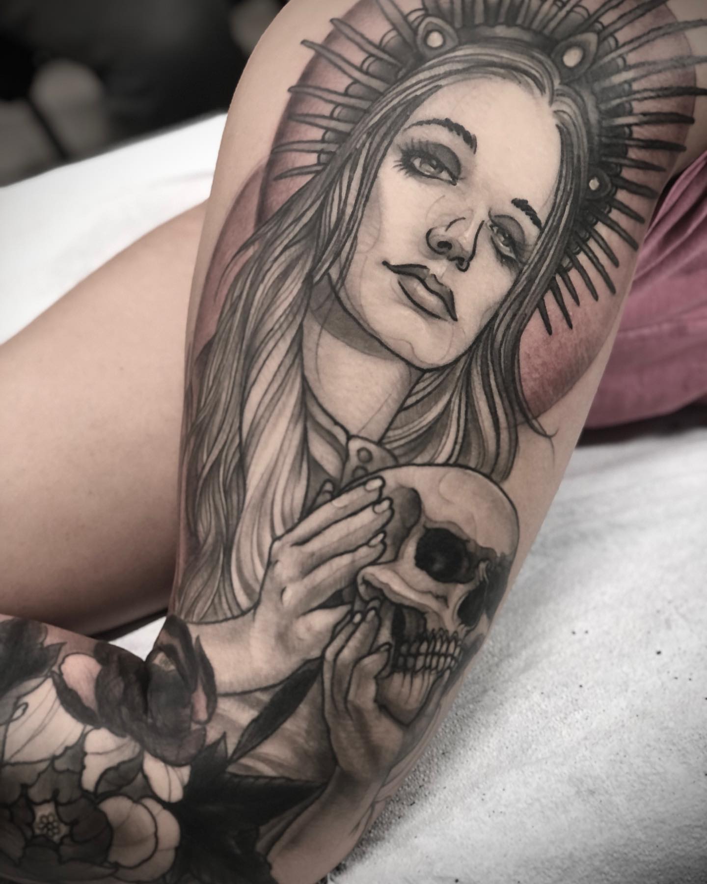 Woman with skull realism tattoo on the thigh by Alec Bauer
