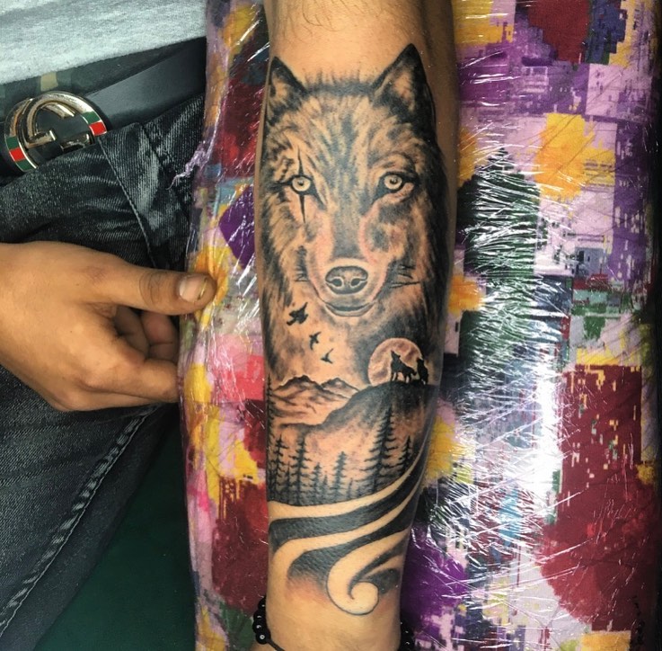 Wolf realism tattoo on the forearm by la flamme