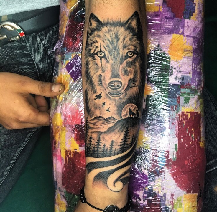Wolf realism tattoo on the forearm by la flamme