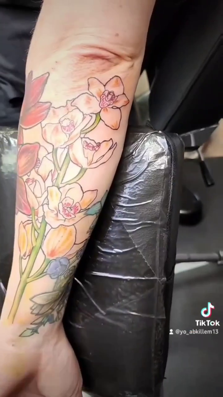 Woman and flowers realism tattoo by André Brazil