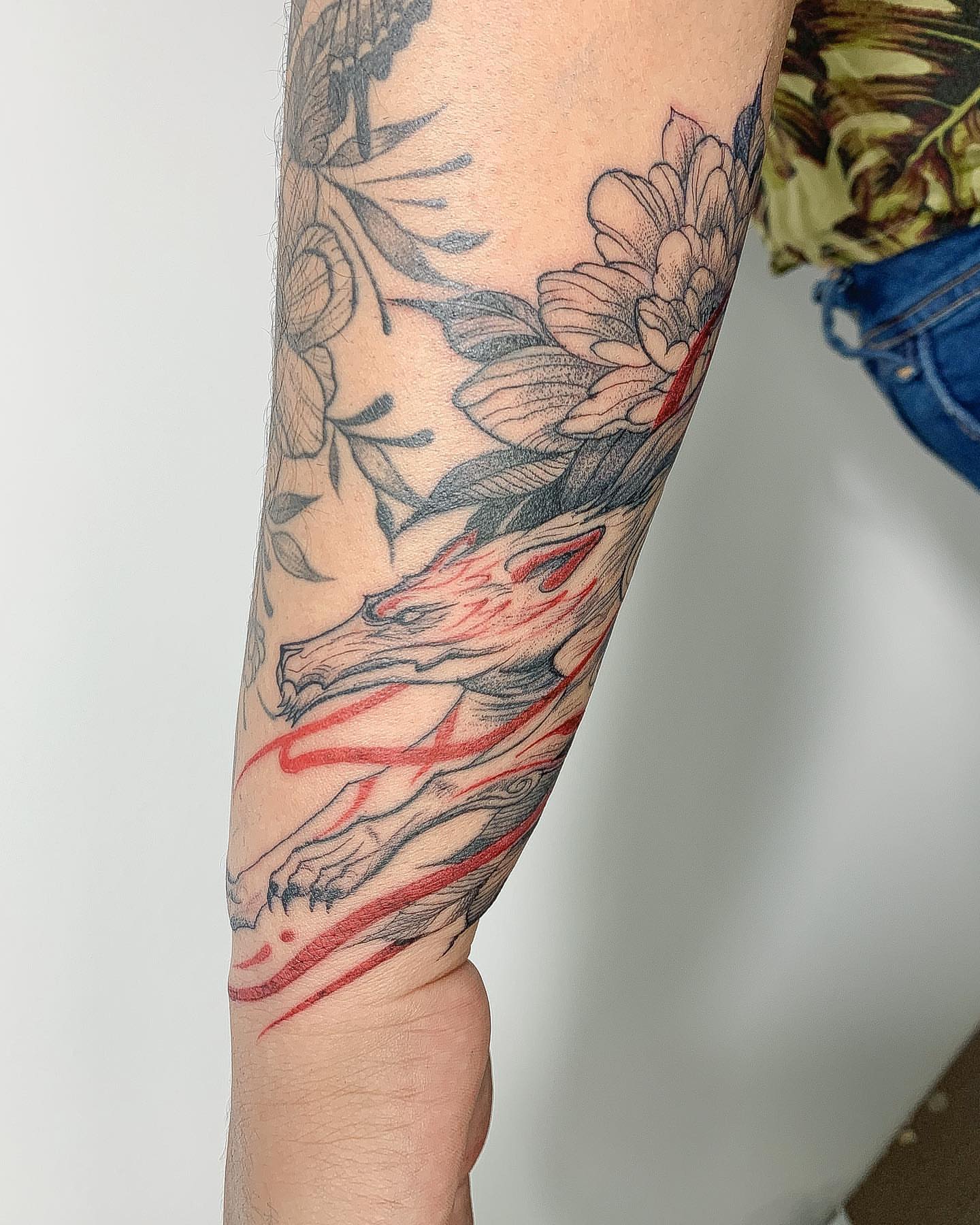 Dragon and flowers new school tattoo on the forearm by 𝔄𝔩𝔳𝔞𝔯𝔬 𝔓𝔦𝔫𝔦𝔩𝔩𝔞