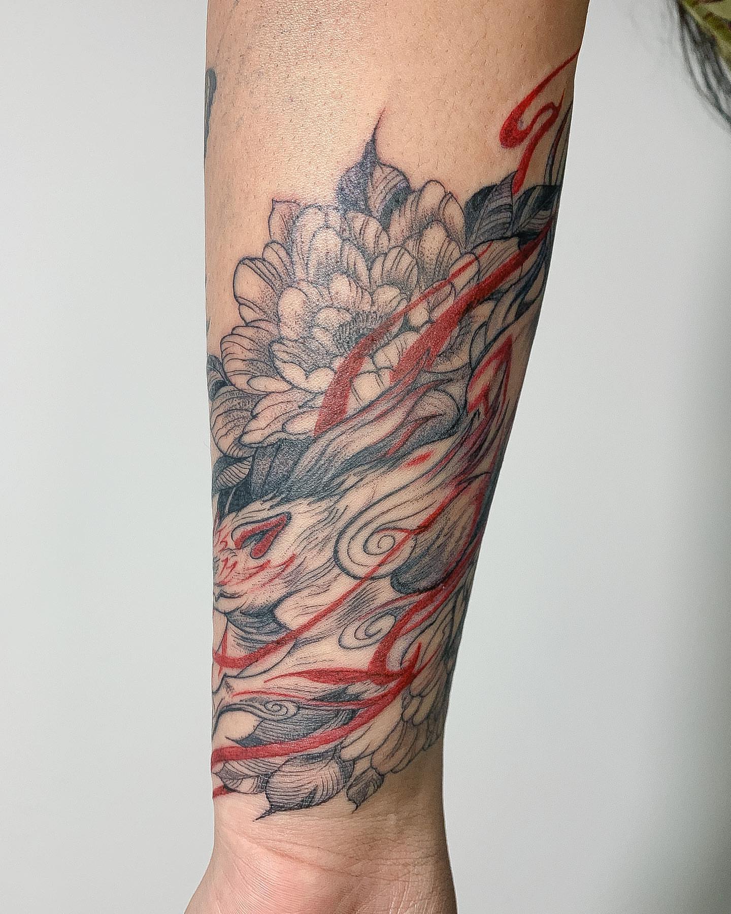 Peony and dragon japanese irezumi tattoo on the forearm by 𝔄𝔩𝔳𝔞𝔯𝔬 𝔓𝔦𝔫𝔦𝔩𝔩𝔞