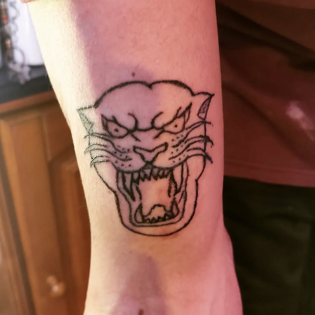 Panther head realism tattoo on the forearm by Tatuadora & Piercer