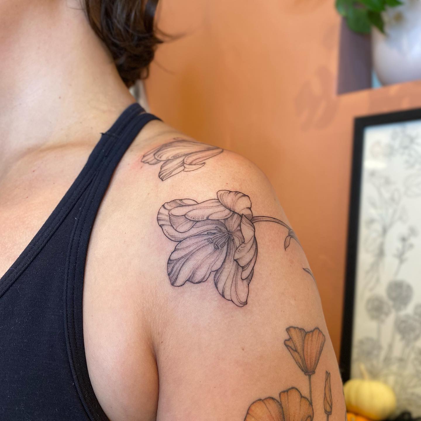 Flower black and grey tattoo on the shoulder by 𝘉𝘢𝘺 𝘈𝘳𝘦𝘢 𝘛𝘢𝘵𝘵𝘰𝘰 𝘈𝘳𝘵𝘪𝘴𝘵, Oakland, California