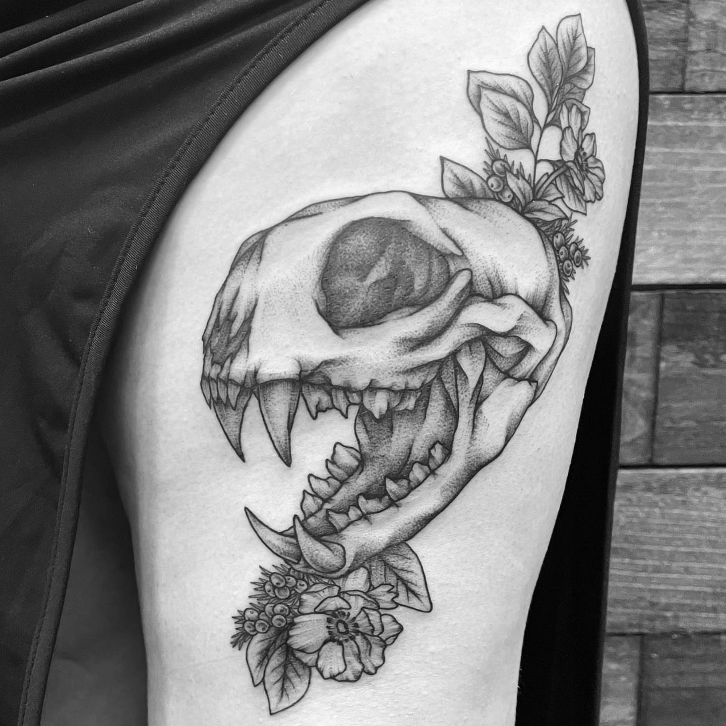 Skull with floral elements realism tattoo on the thigh by โพ ๐
๐ฏ๐ฆ ๐๐ฌ๐ด๐ข๐ฏ๐ฐ โพ