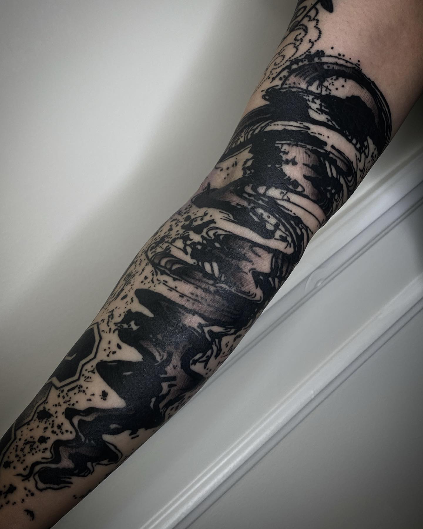 Wave black and grey tattoo on the forearm by 𝚁 𝚊 𝚢 𝚗 𝚎  ⁜  𝚁 𝚘 𝚓 𝚊 𝚜