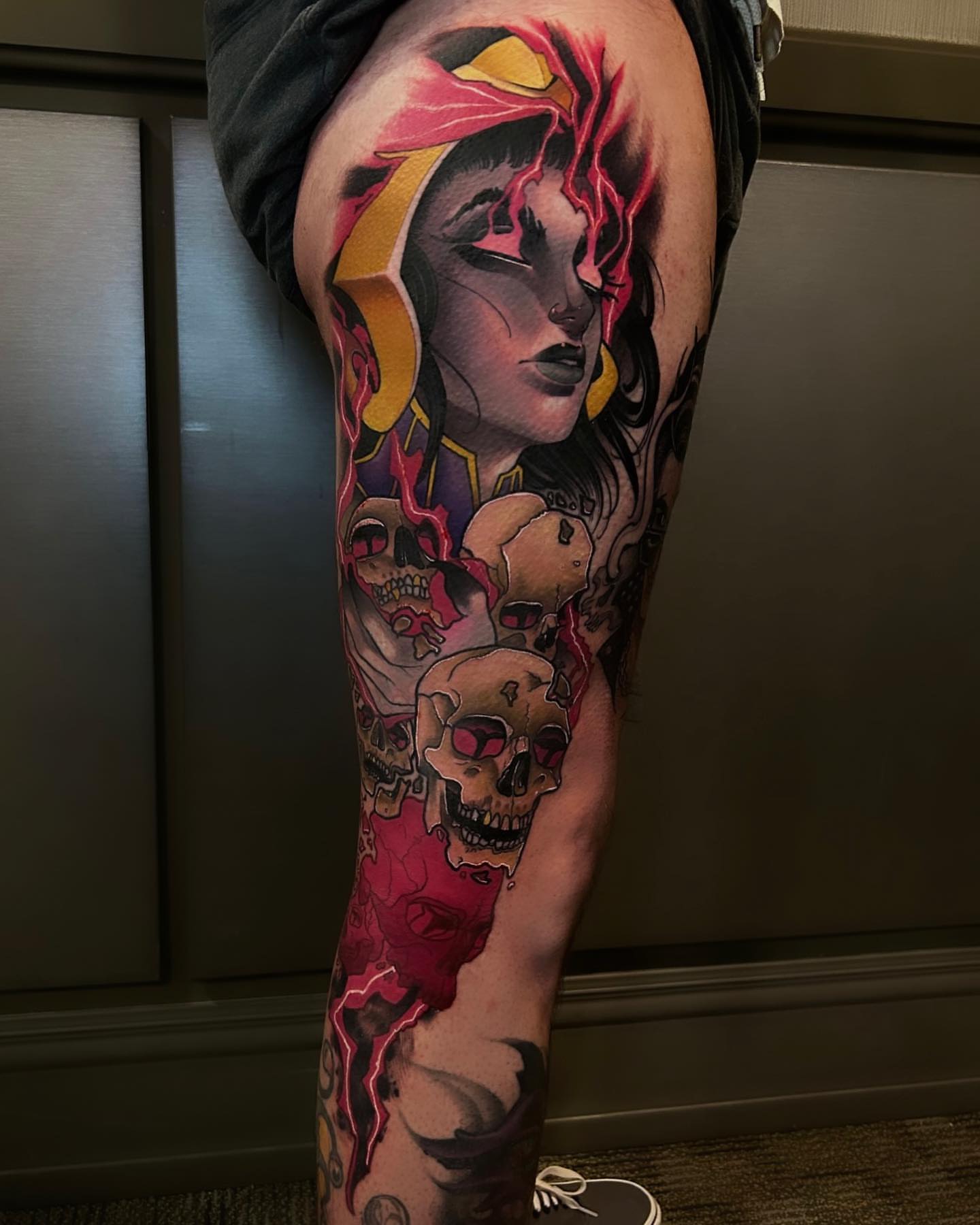 Woman with skulls realism tattoo on the thigh by Naysla Droguett