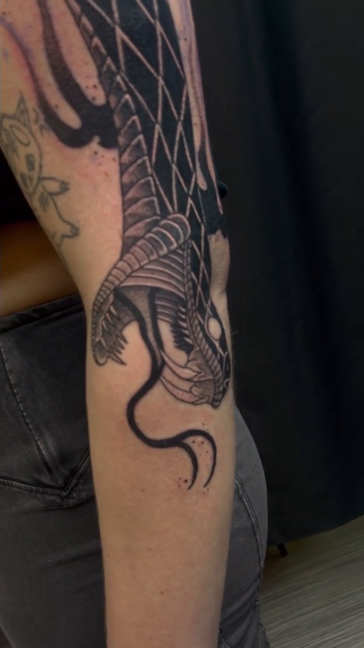 Snake realism tattoo by ដេវី  និល - Davi Nil - Tattoo Artist