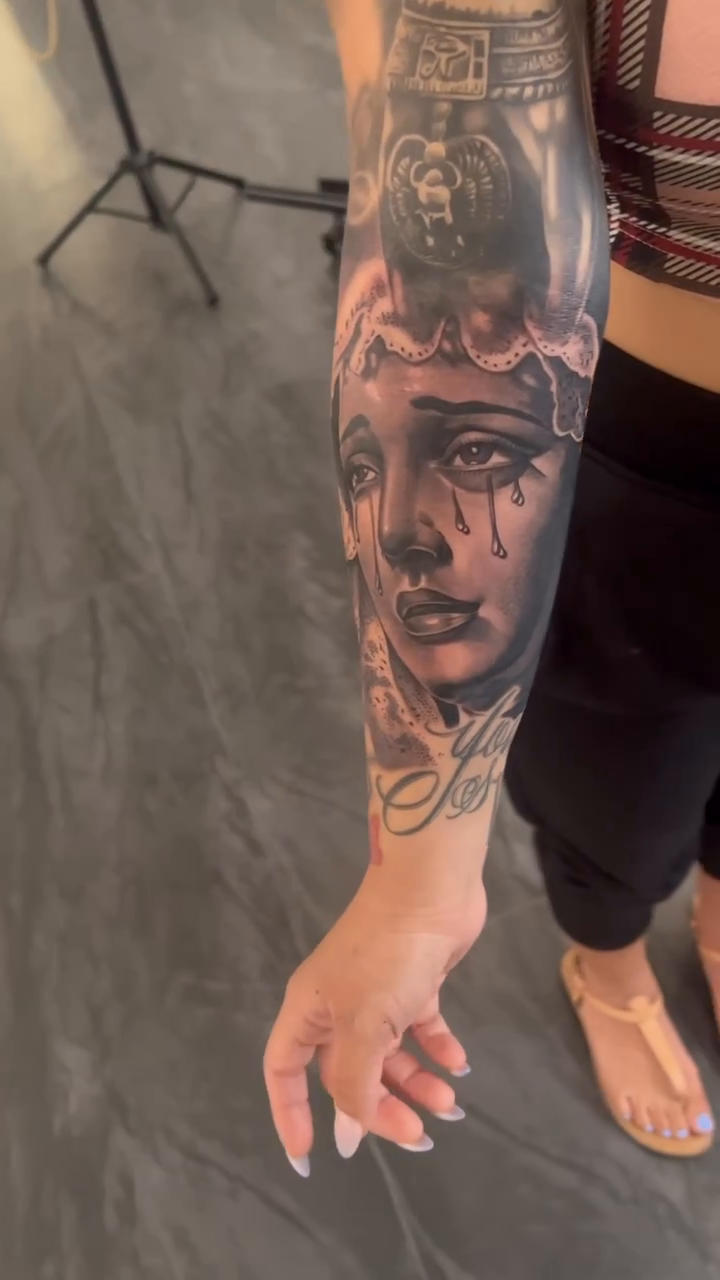 Weeping woman with floral accents realism tattoo by Andrew Wine🍷Tattoo