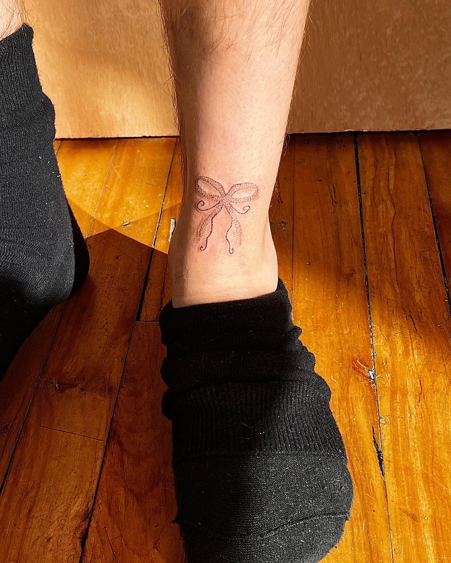 Tattoo by @deuxmainstattoo — fine_line