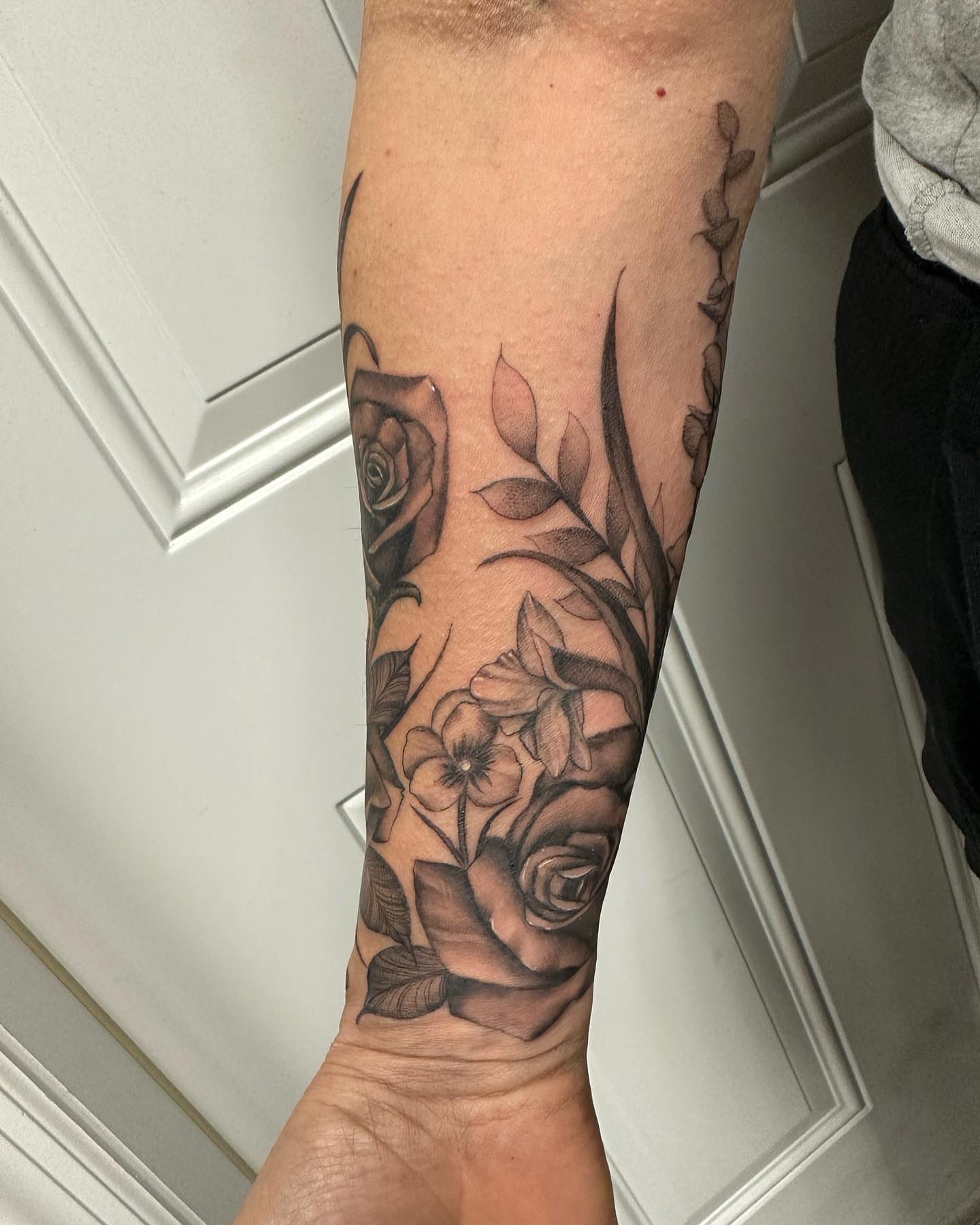 Roses and leaves realism tattoo on the forearm by 𝕵𝖊𝖘𝖘𝖆 𝕭𝖎𝖌𝖊𝖑𝖔𝖜, Harrison, New Jersey