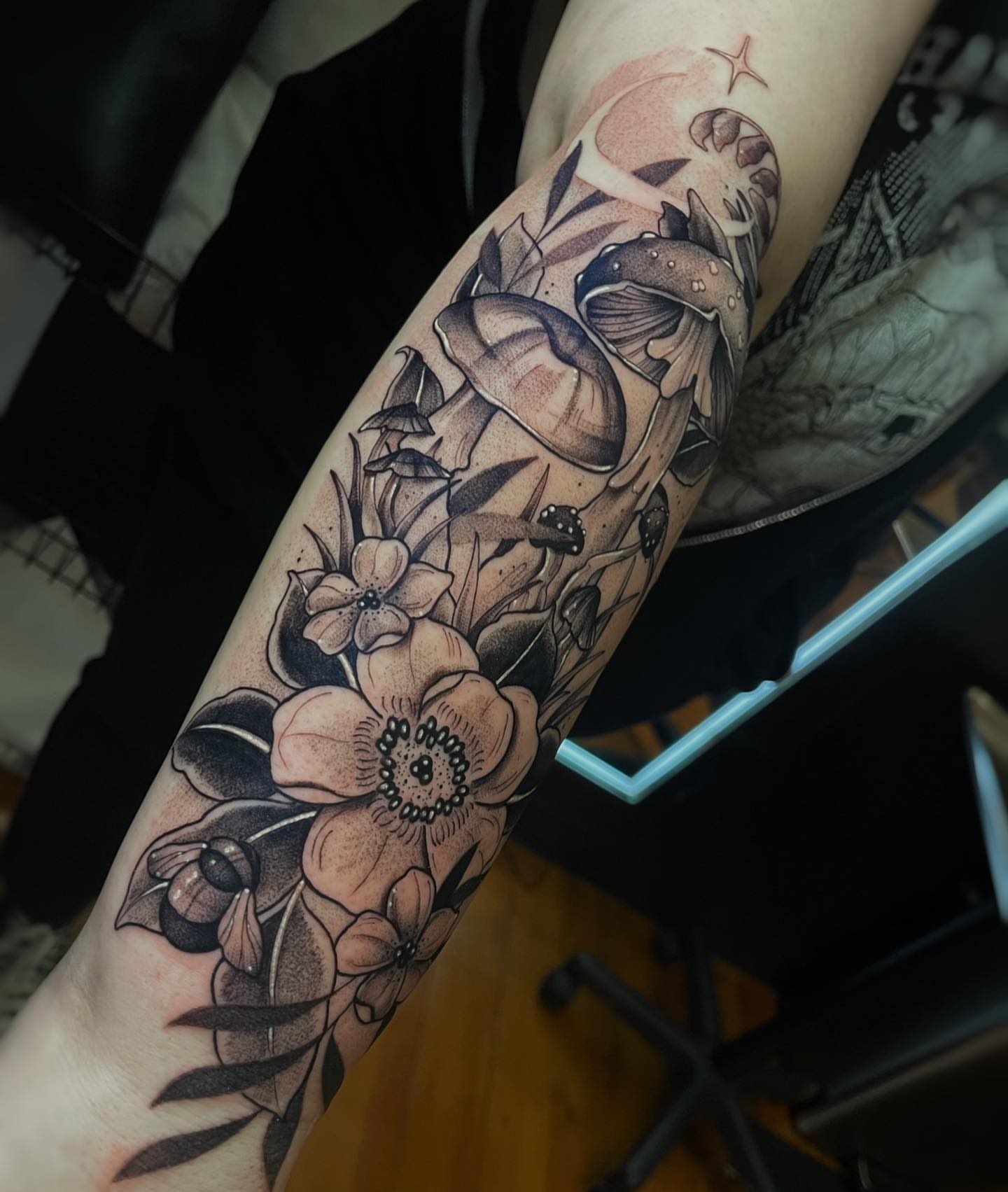 Flowers and mushrooms dotwork tattoo on the forearm by 𝒕𝒂𝒕𝒕𝒐𝒐𝒔 𝒃𝒚 𝔏𝔞𝔲𝔯𝔢𝔫 𝔐𝔬𝔫𝔣𝔬𝔯𝔱𝔢