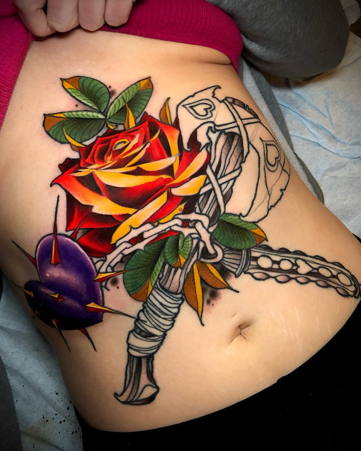 Rose bouquet American traditional tattoo on the thigh by π΅πππ πΎπππππππ, Penndel, Pennsylvania