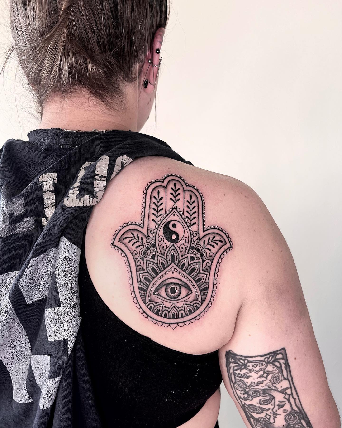 Hamsa hand ornamental tattoo on the shoulder by LA tattoo
