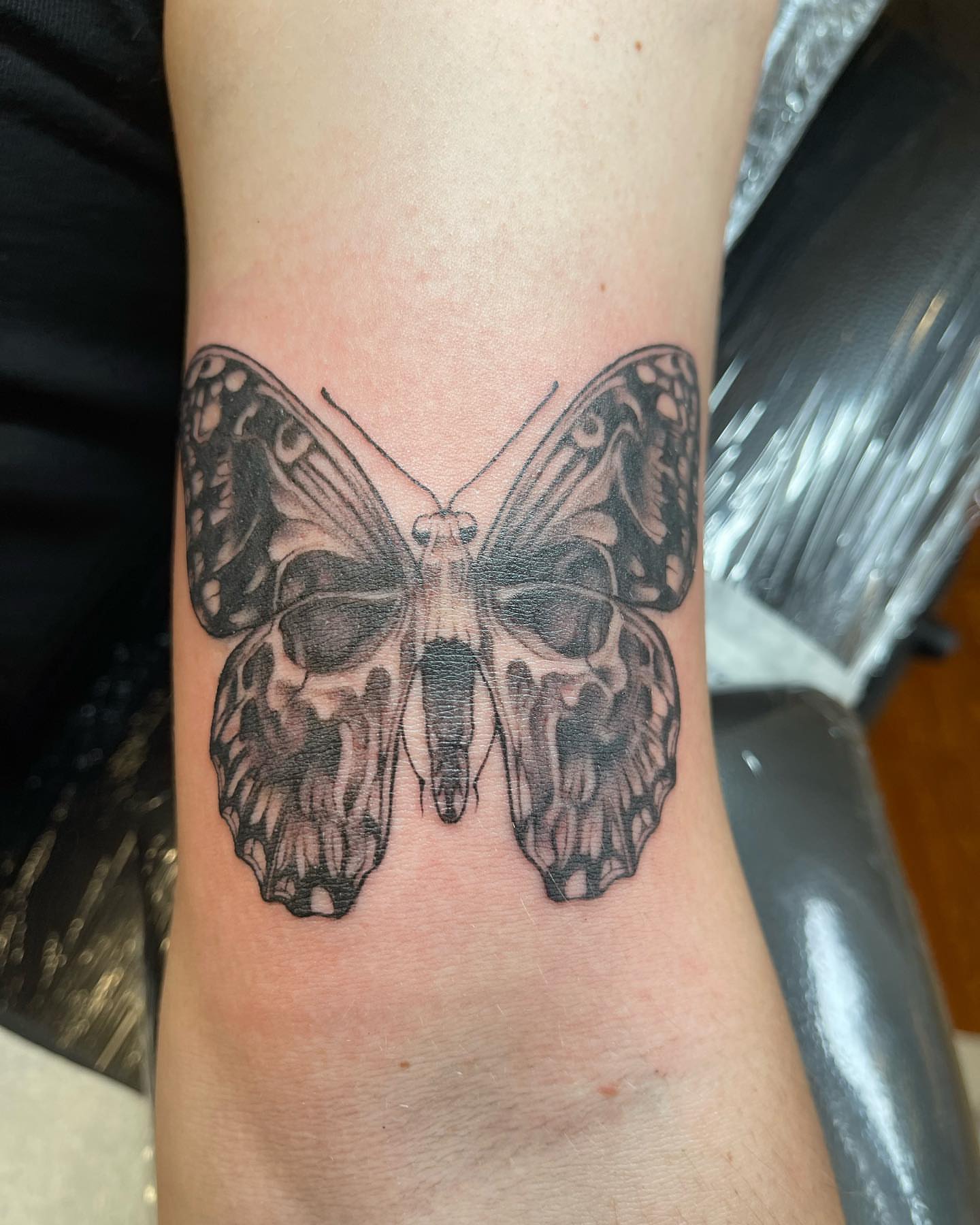 Tattoo by @tobiaztattooz — black_and_grey